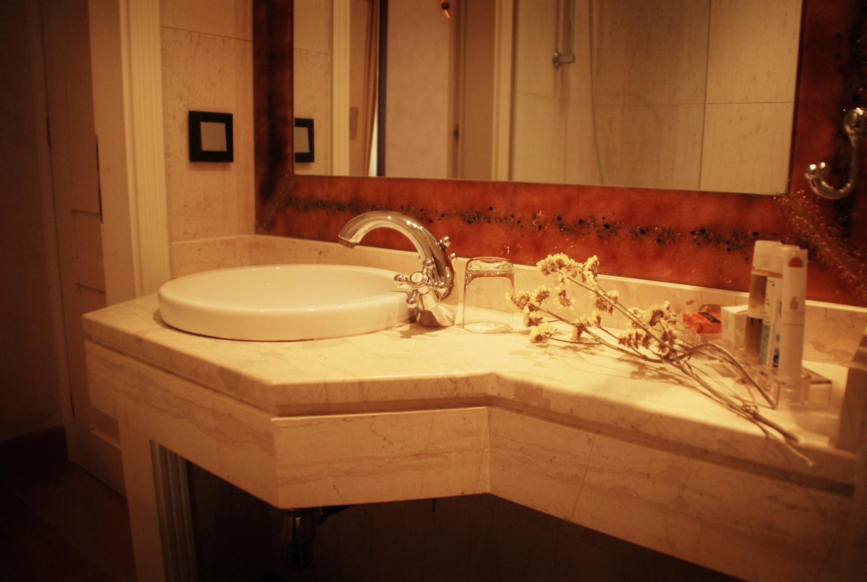 Deluxe Double Room - Photo 11