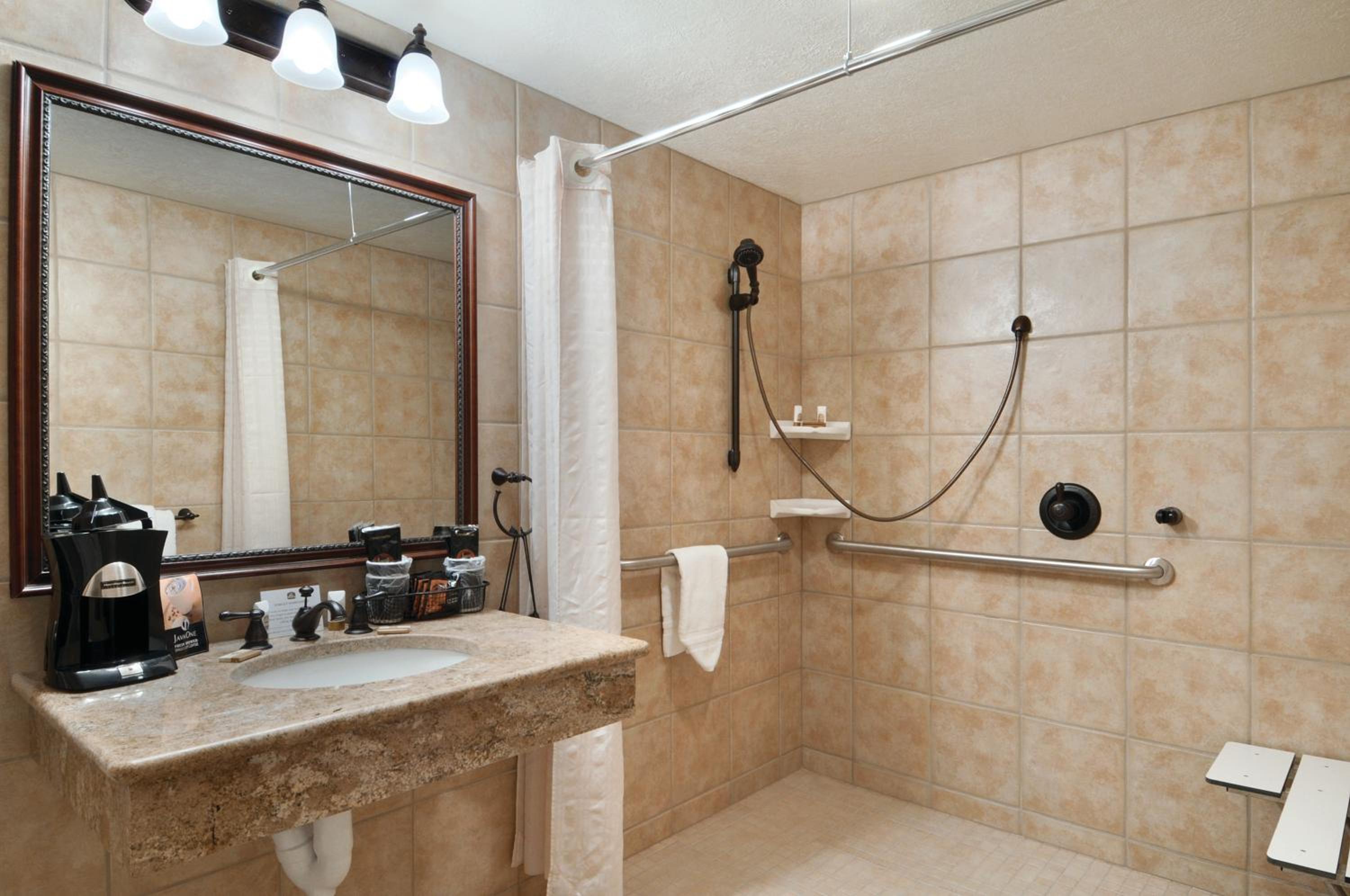 King Room with Roll-in Shower - Disability Access/Non-Smoking - Photo 6