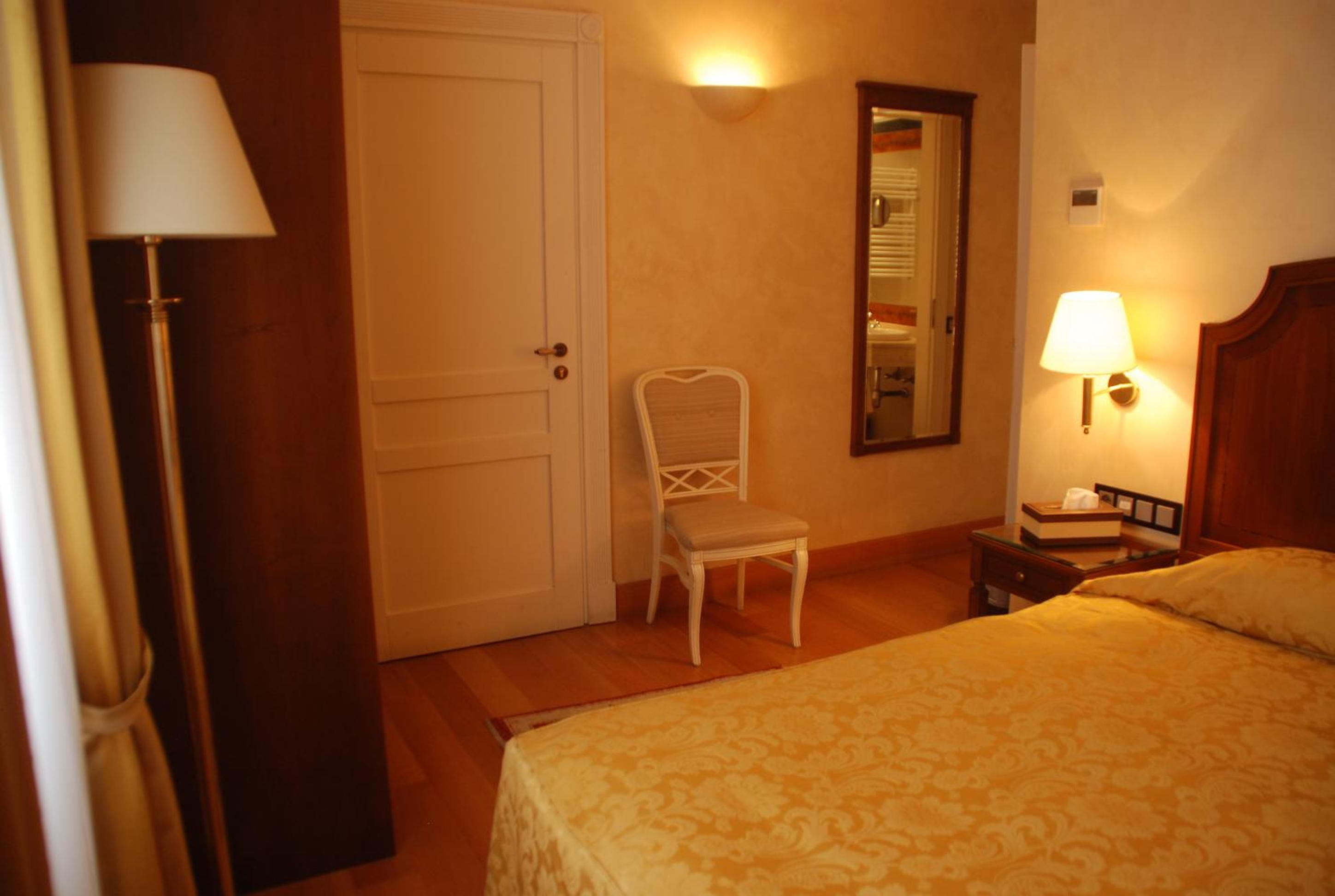 Classic Double Room - Photo 12