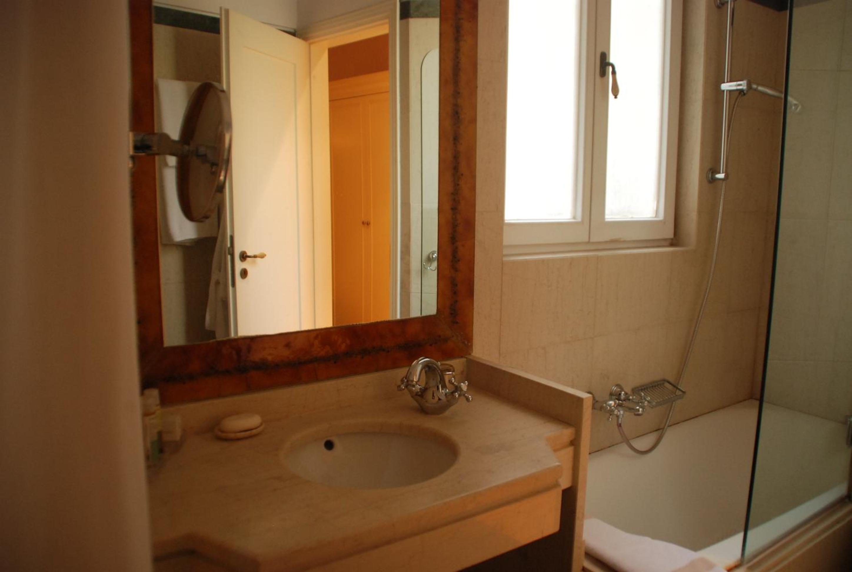 Deluxe Double Room - Photo 9