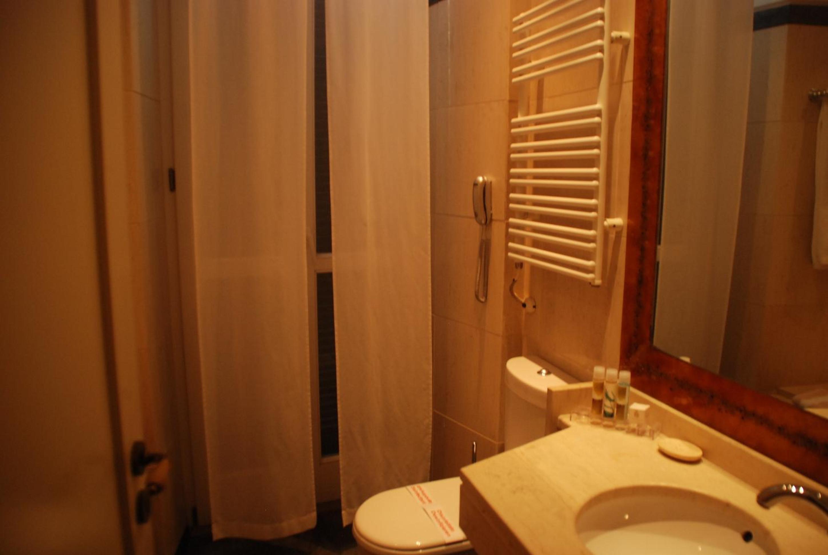 Deluxe Double Room - Photo 8