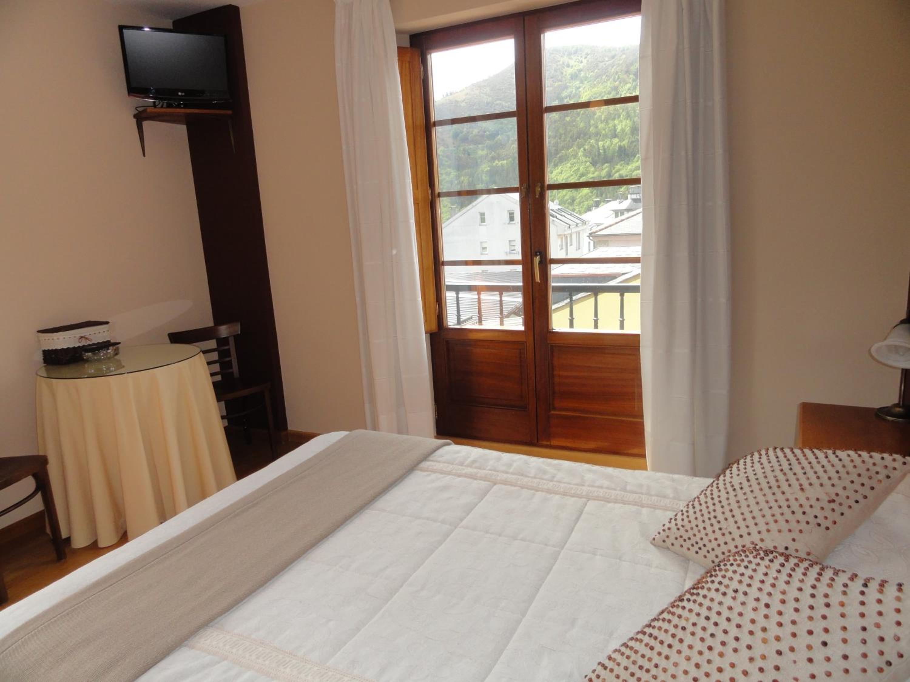 Double or Twin Room - Photo 3