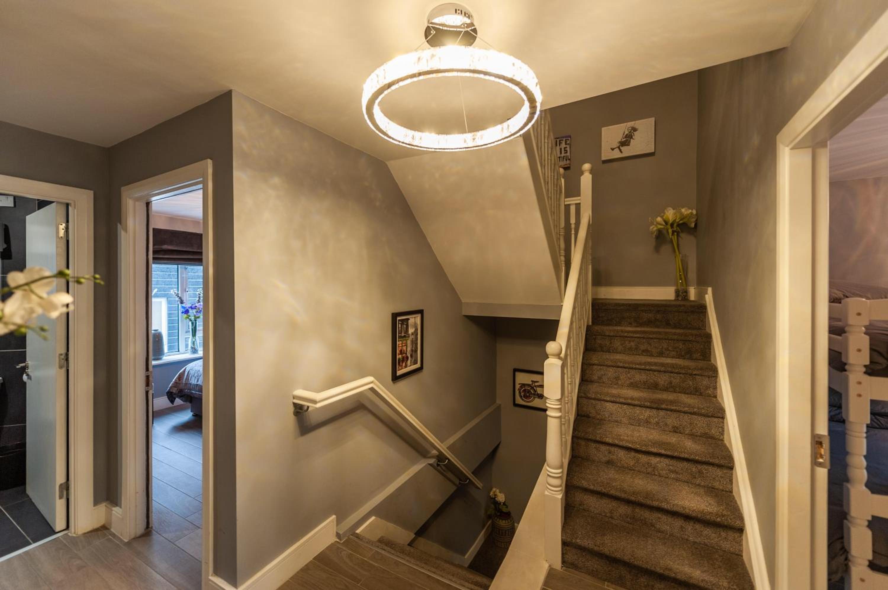 Six-Bedroom House - Photo 21