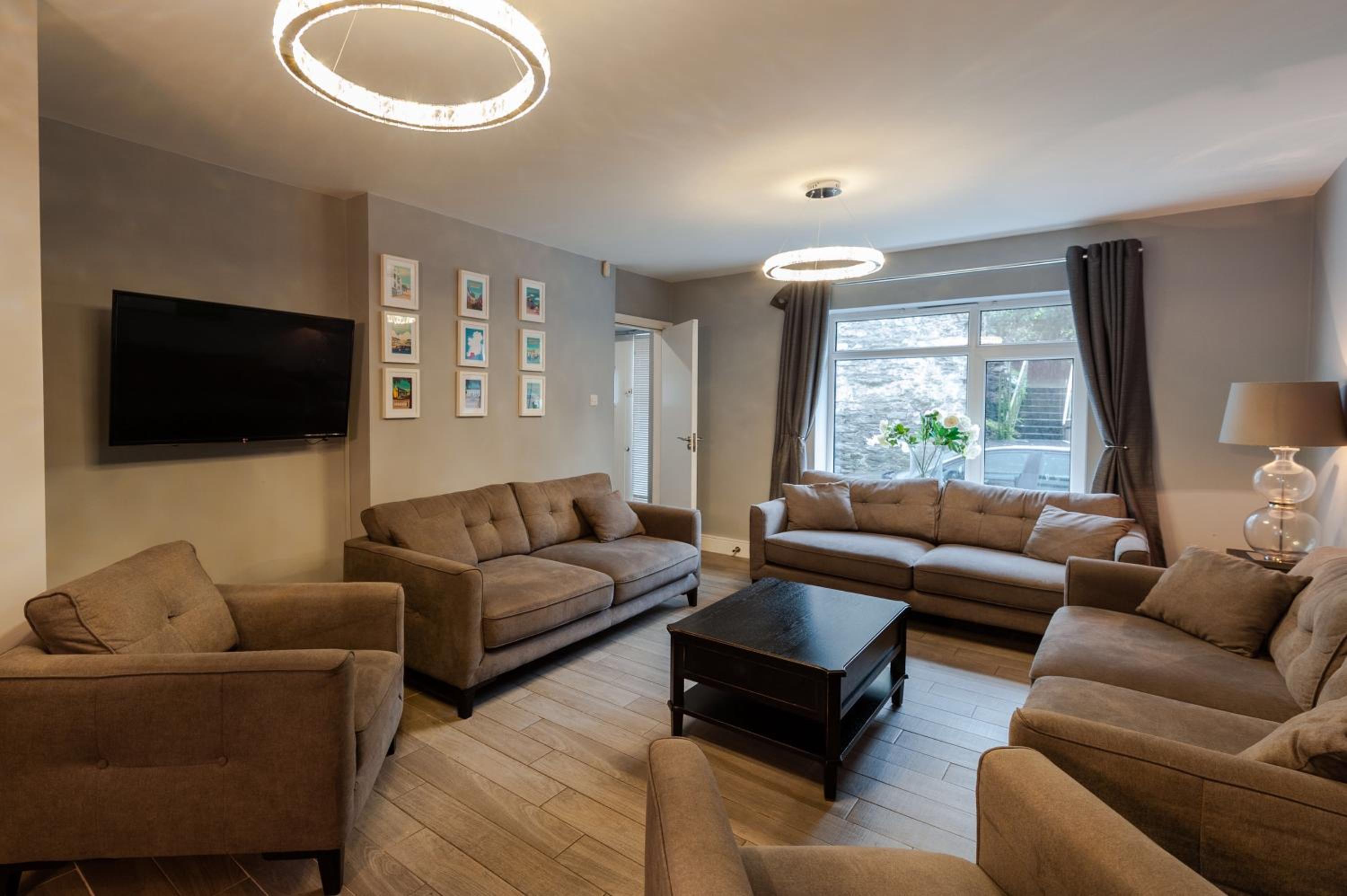Six-Bedroom House - Photo 23