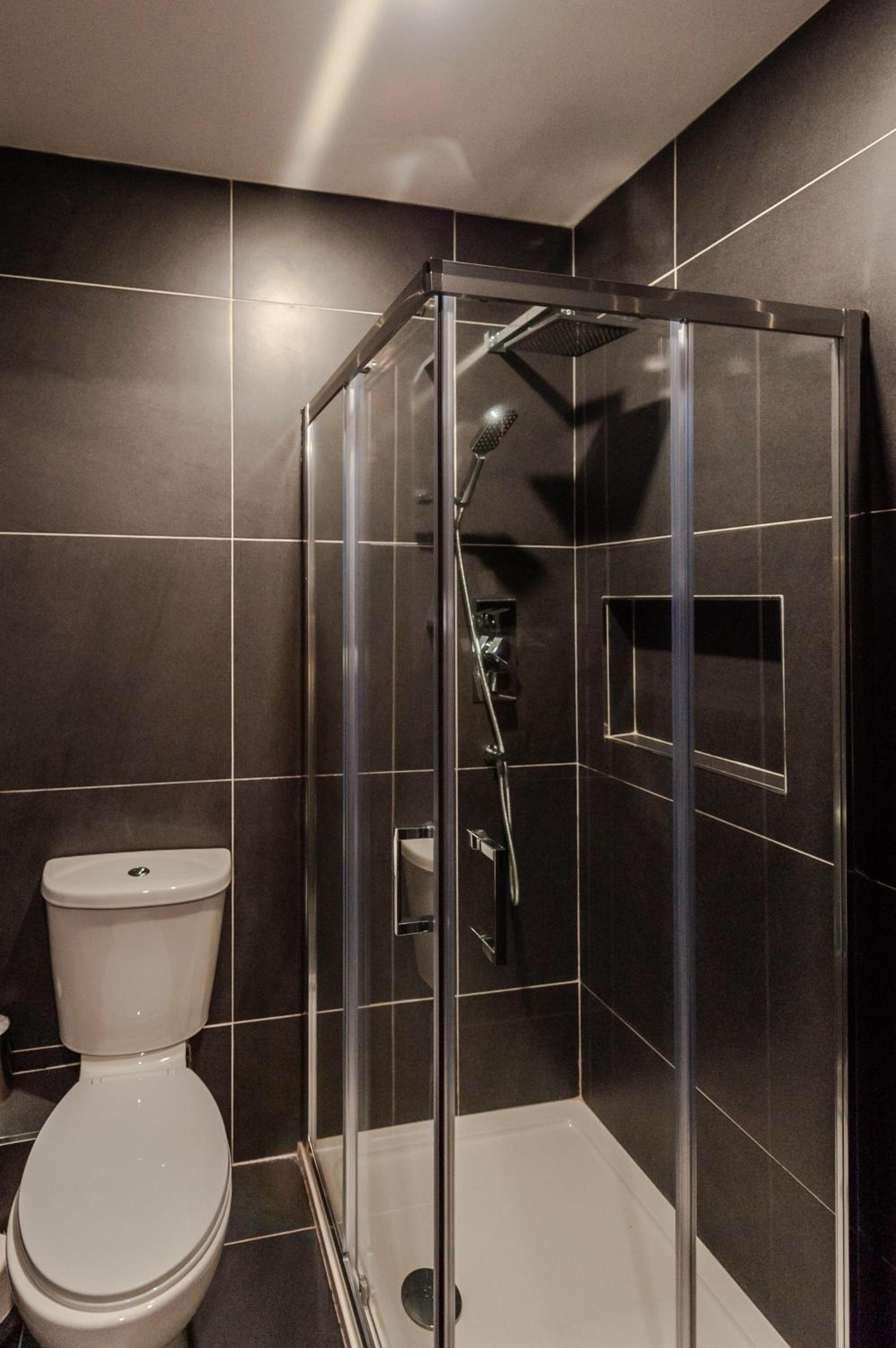 Six-Bedroom House - Photo 24