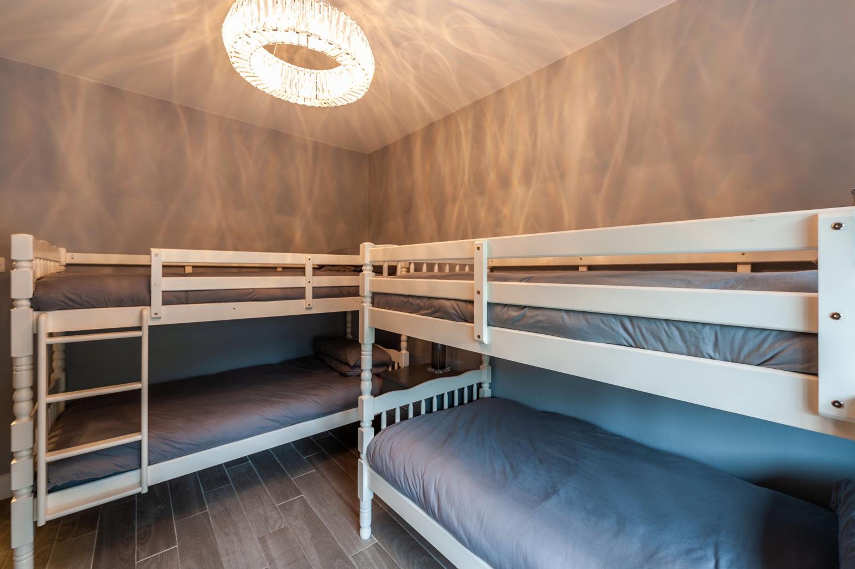 Six-Bedroom House - Photo 27