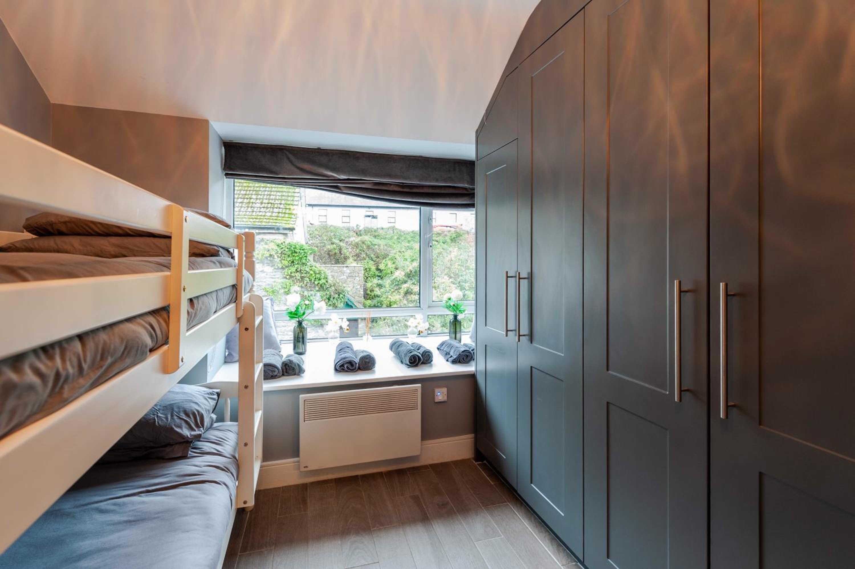 Six-Bedroom House - Photo 36