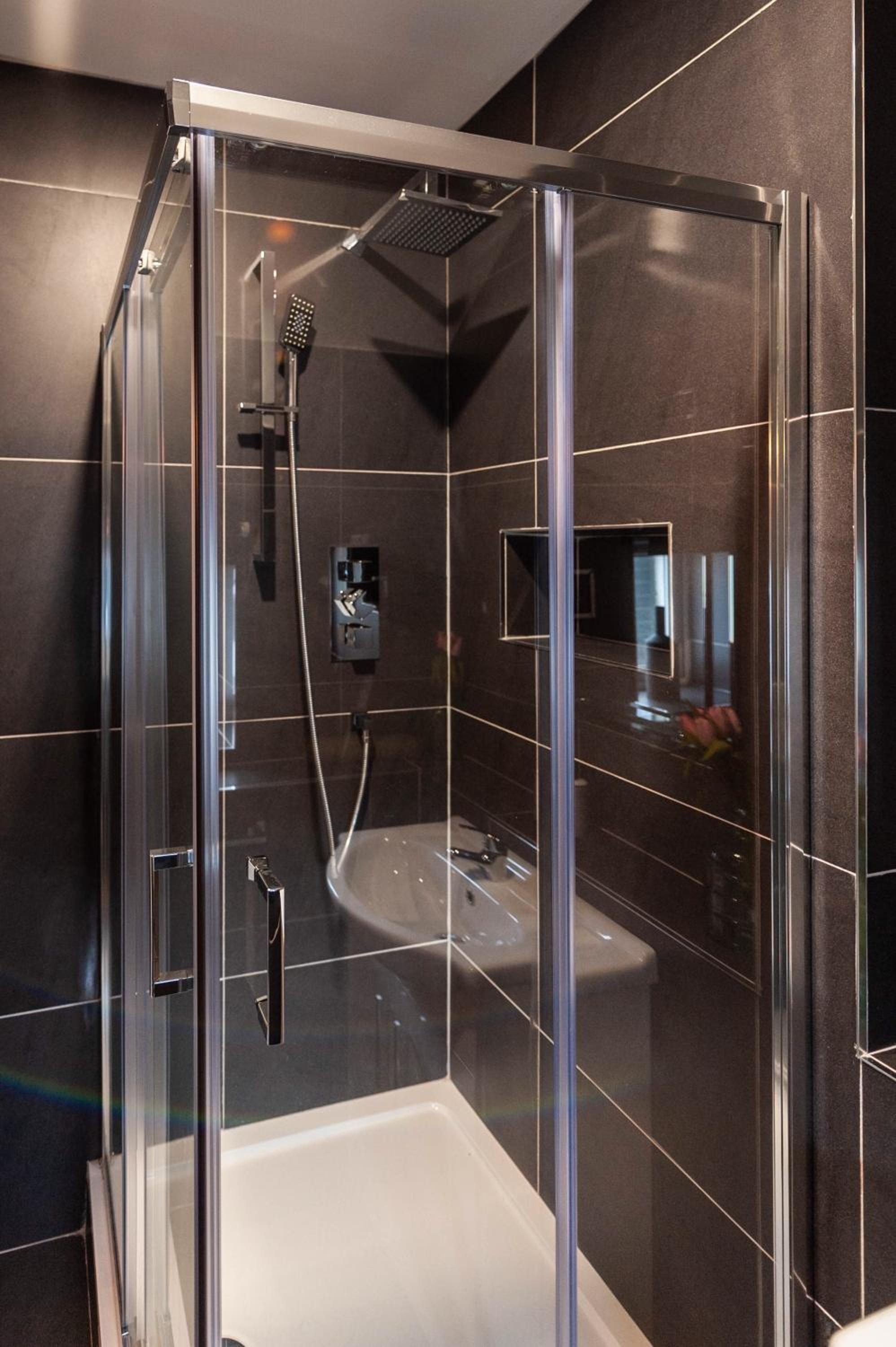 Six-Bedroom House - Photo 37