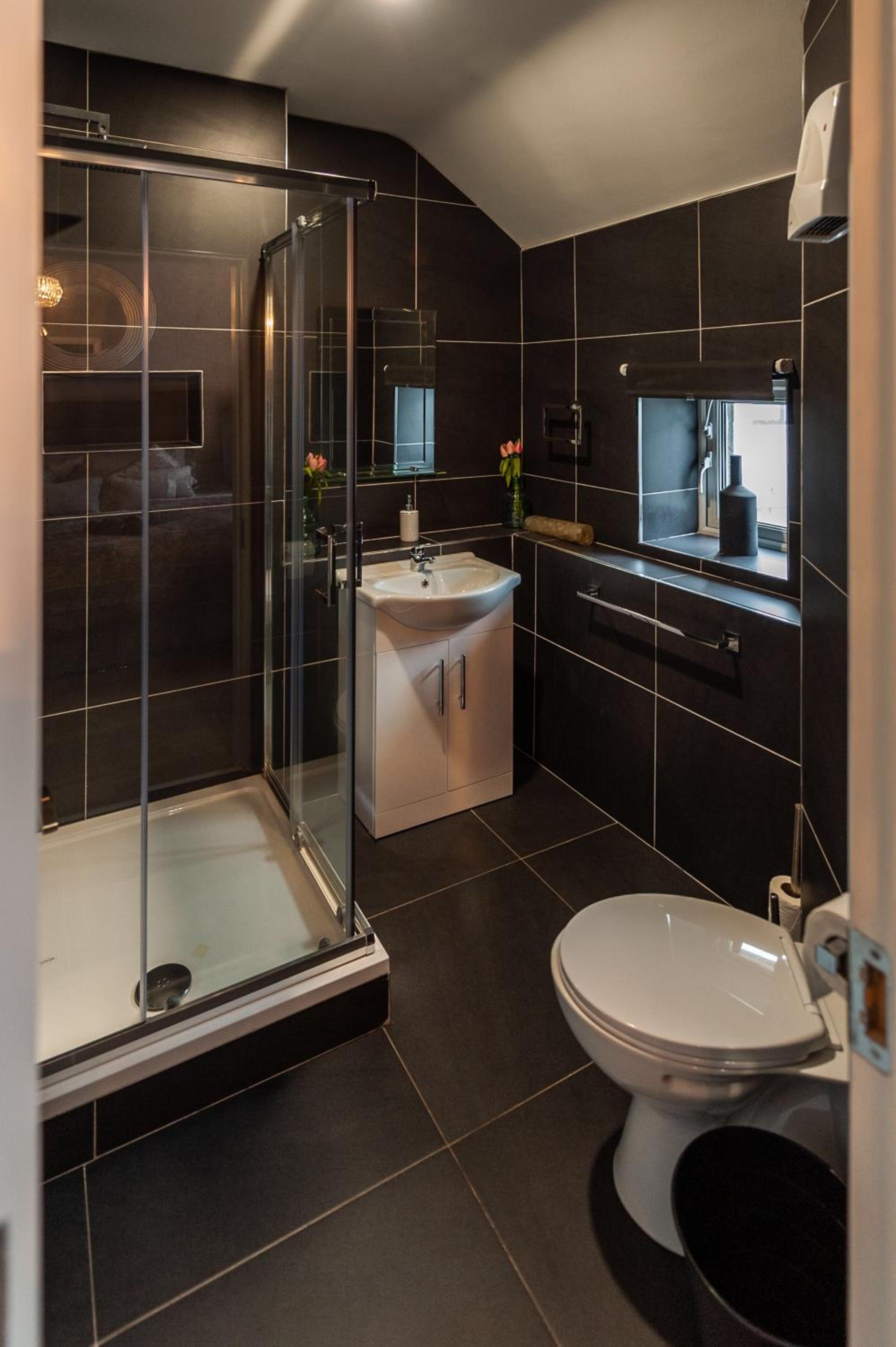 Six-Bedroom House - Photo 38
