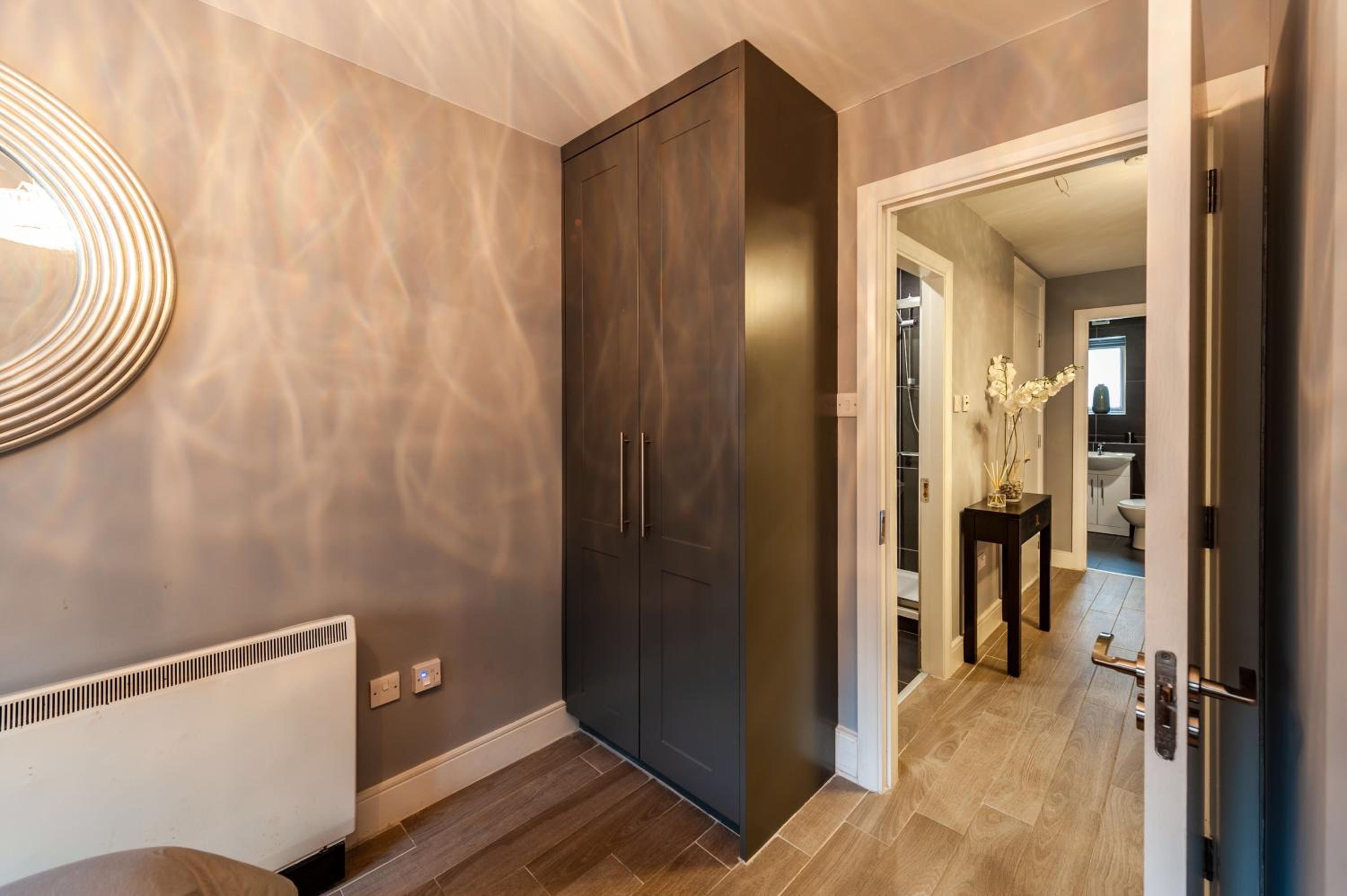 Six-Bedroom House - Photo 44