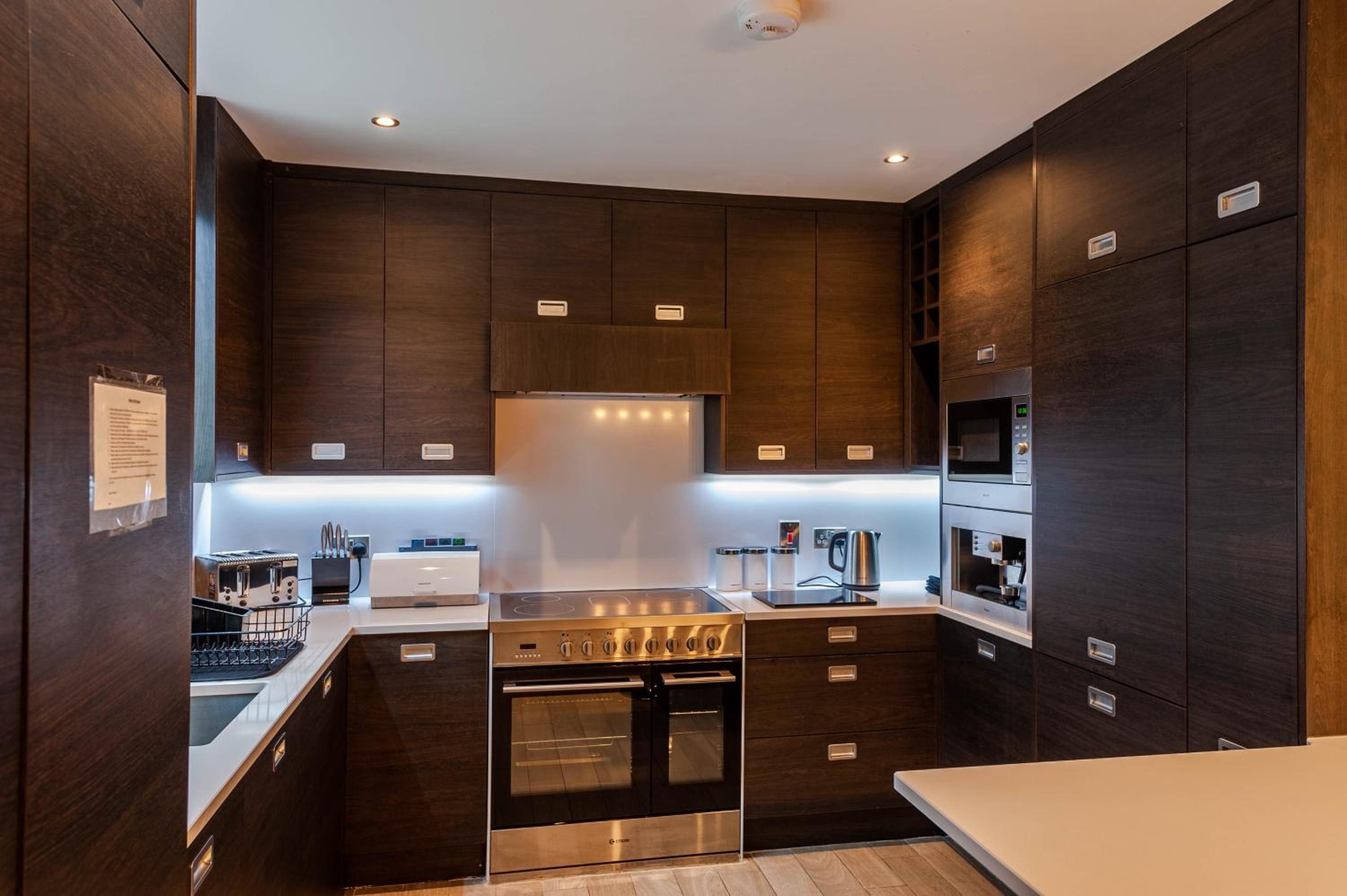 Six-Bedroom House - Photo 51