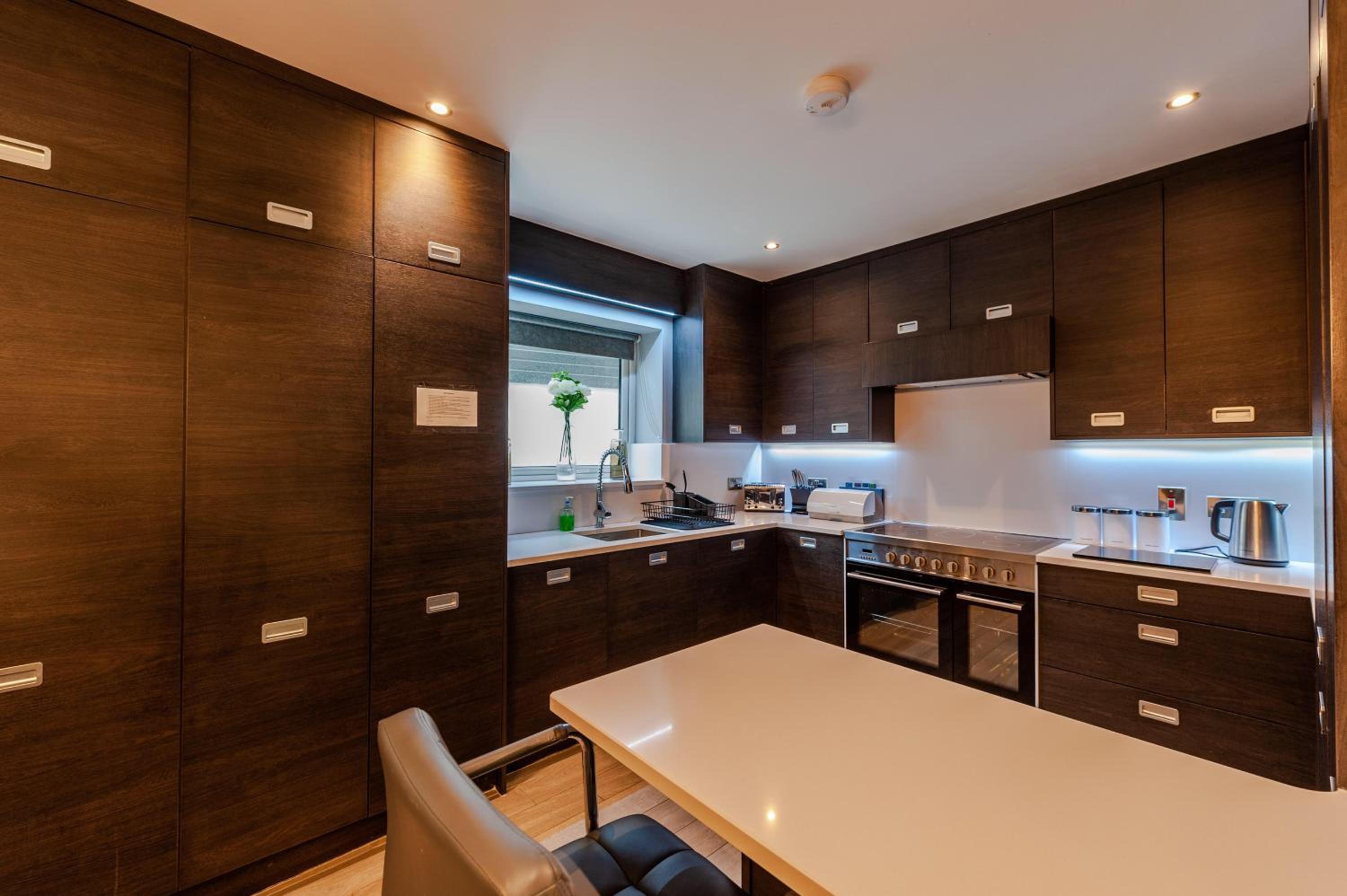Six-Bedroom House - Photo 52