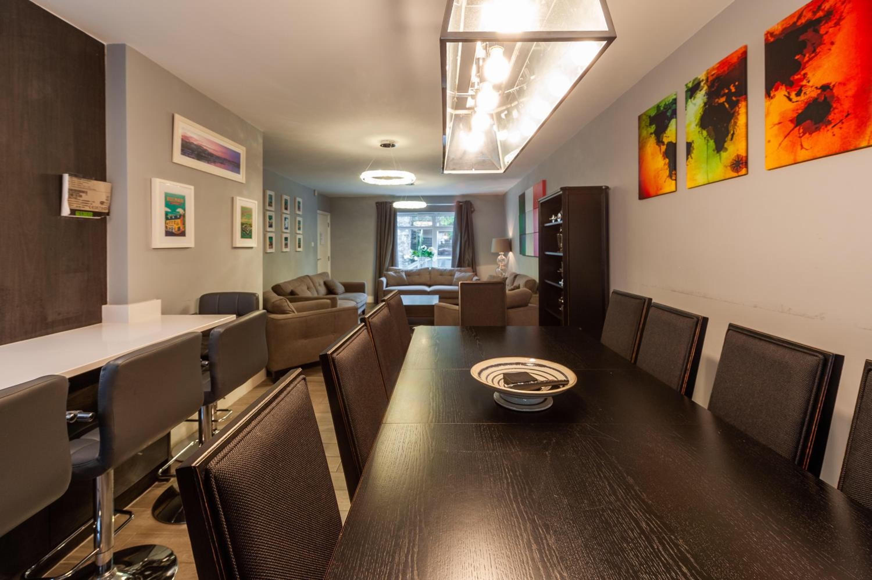 Six-Bedroom House - Photo 53
