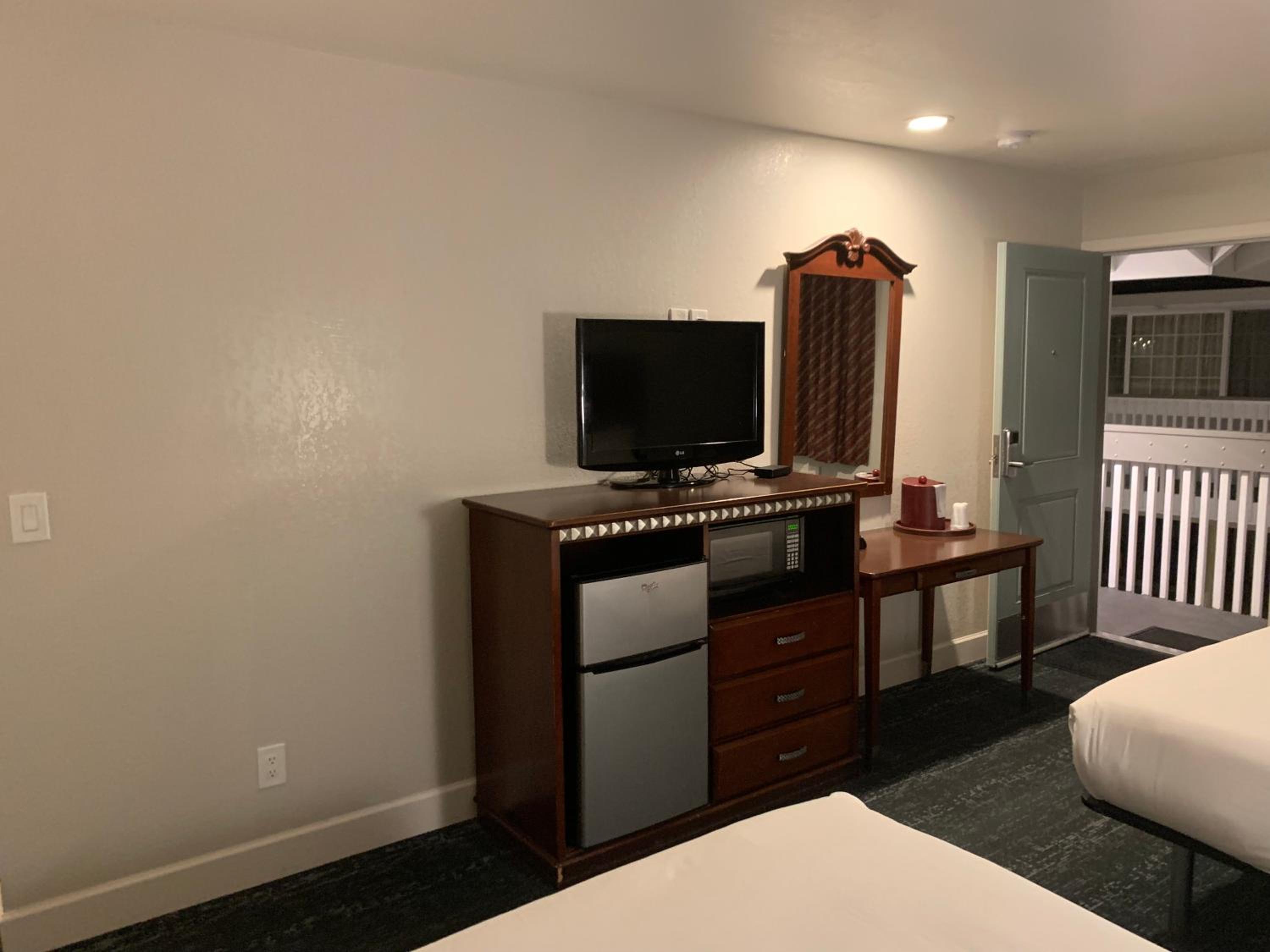 Queen Room with Two Queen Beds - Photo 3