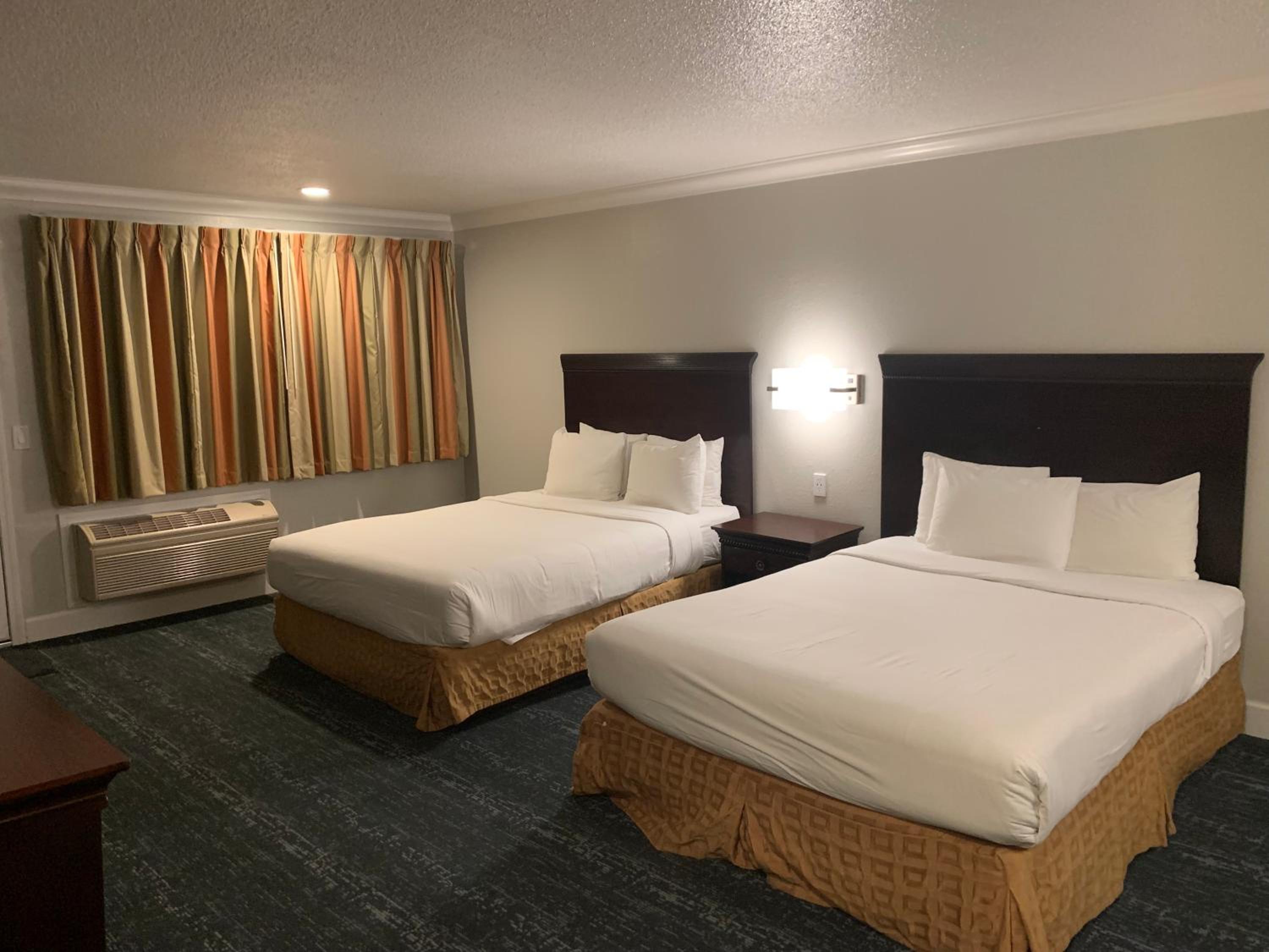 Queen Room with Two Queen Beds - Photo 2