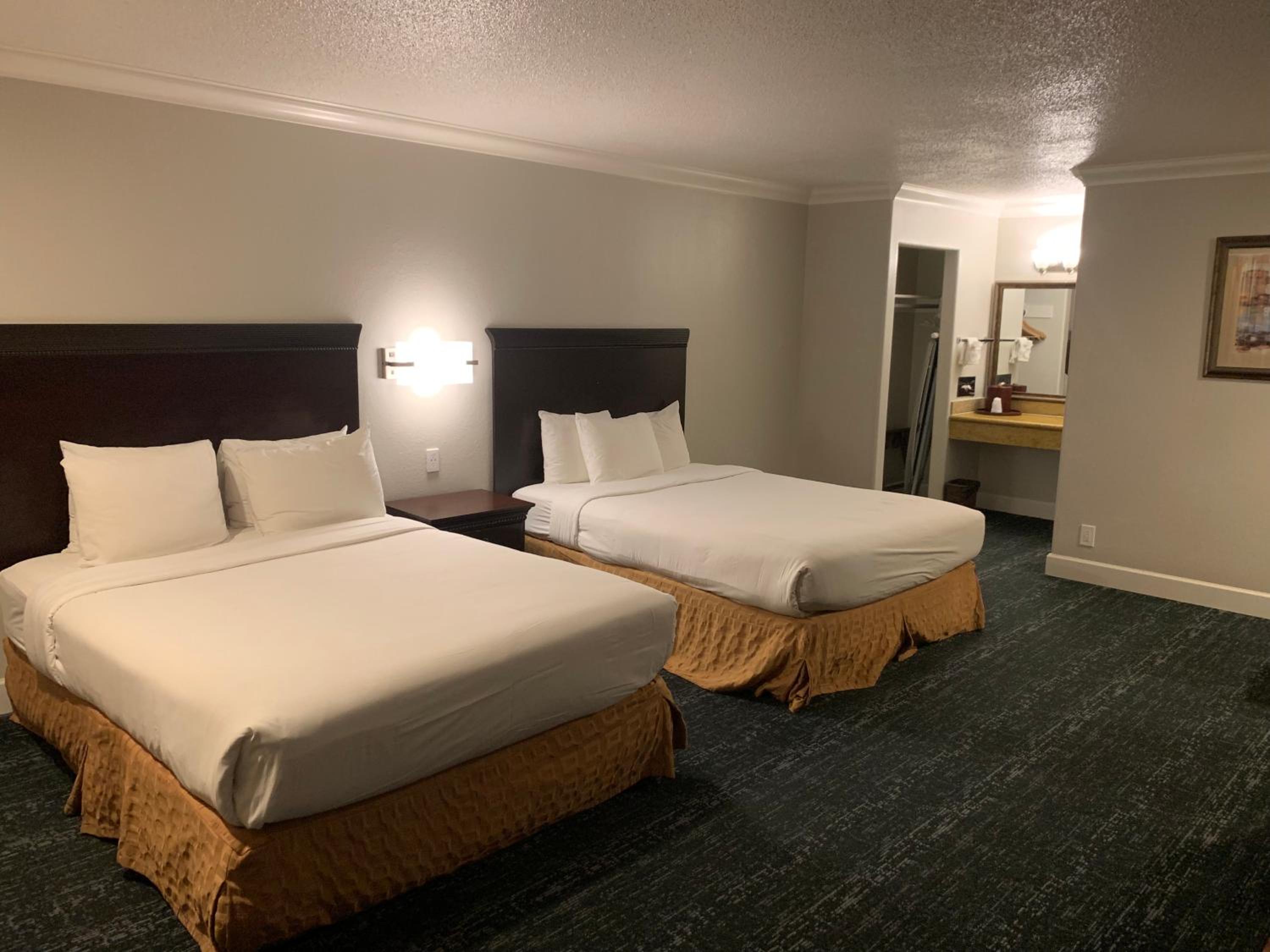 Queen Room with Two Queen Beds - Photo 4