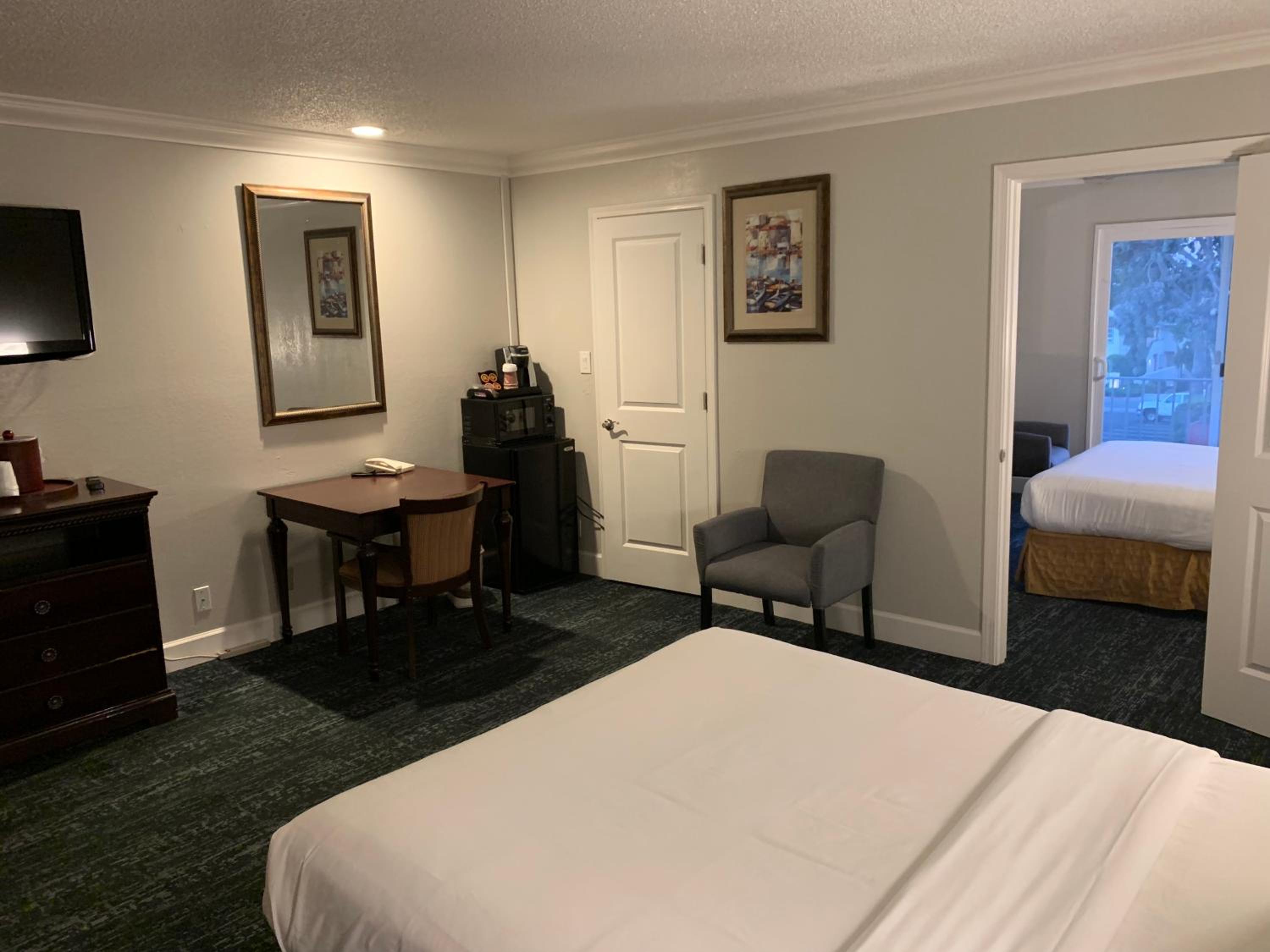 One-Bedroom Suite - Photo 4