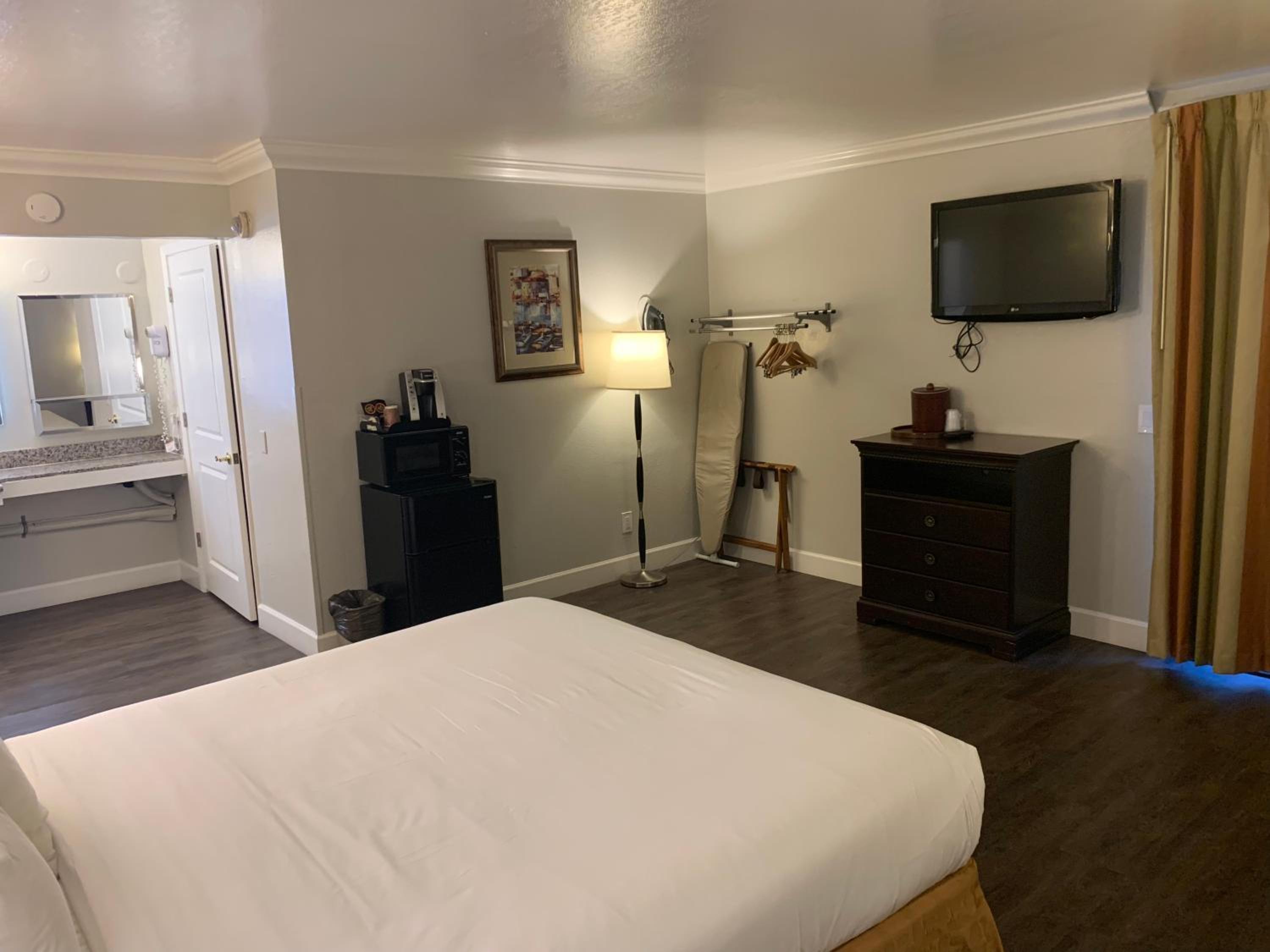 Queen Room - Disability Access - Photo 1