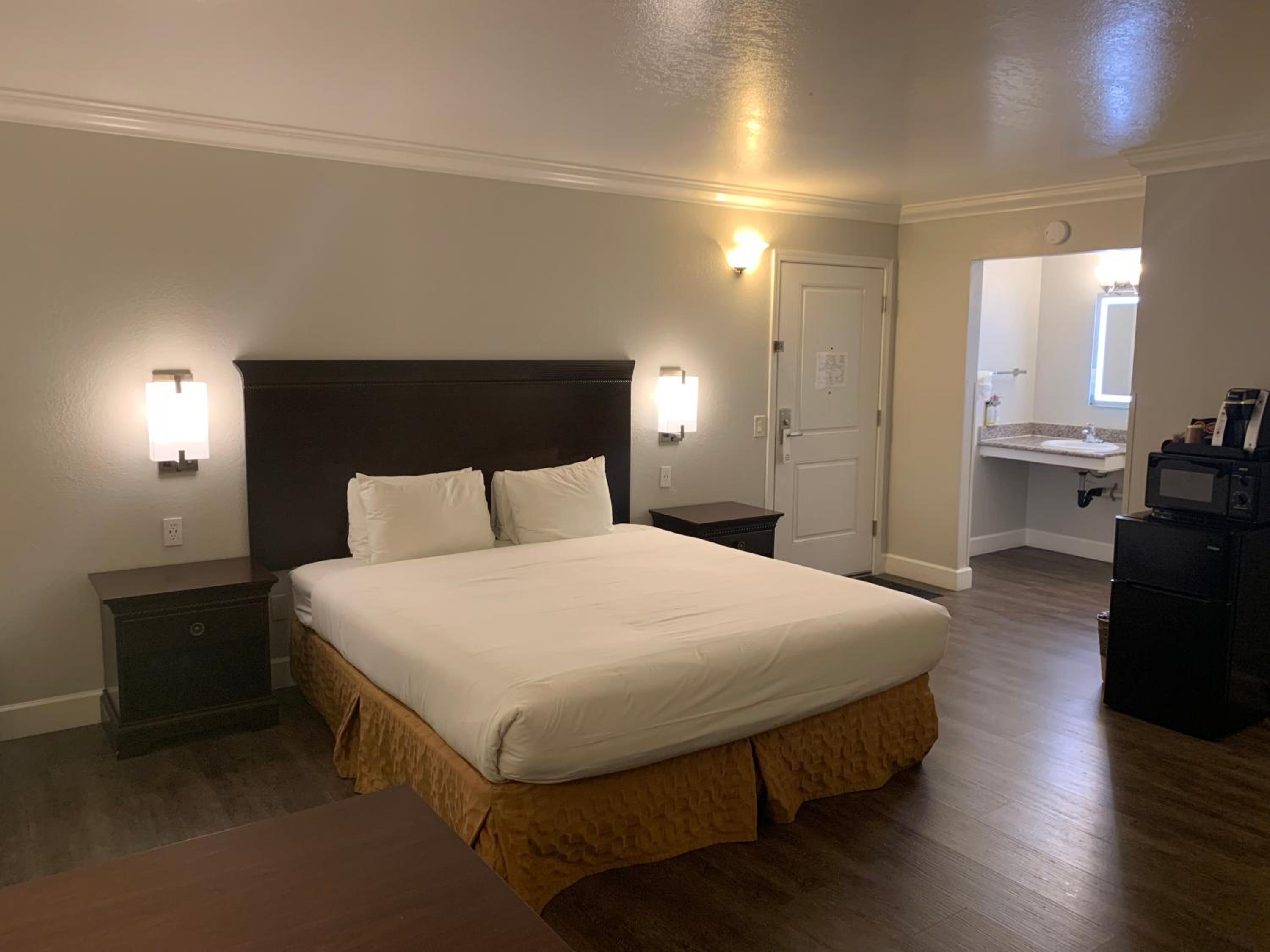 Queen Room - Disability Access - Photo 3