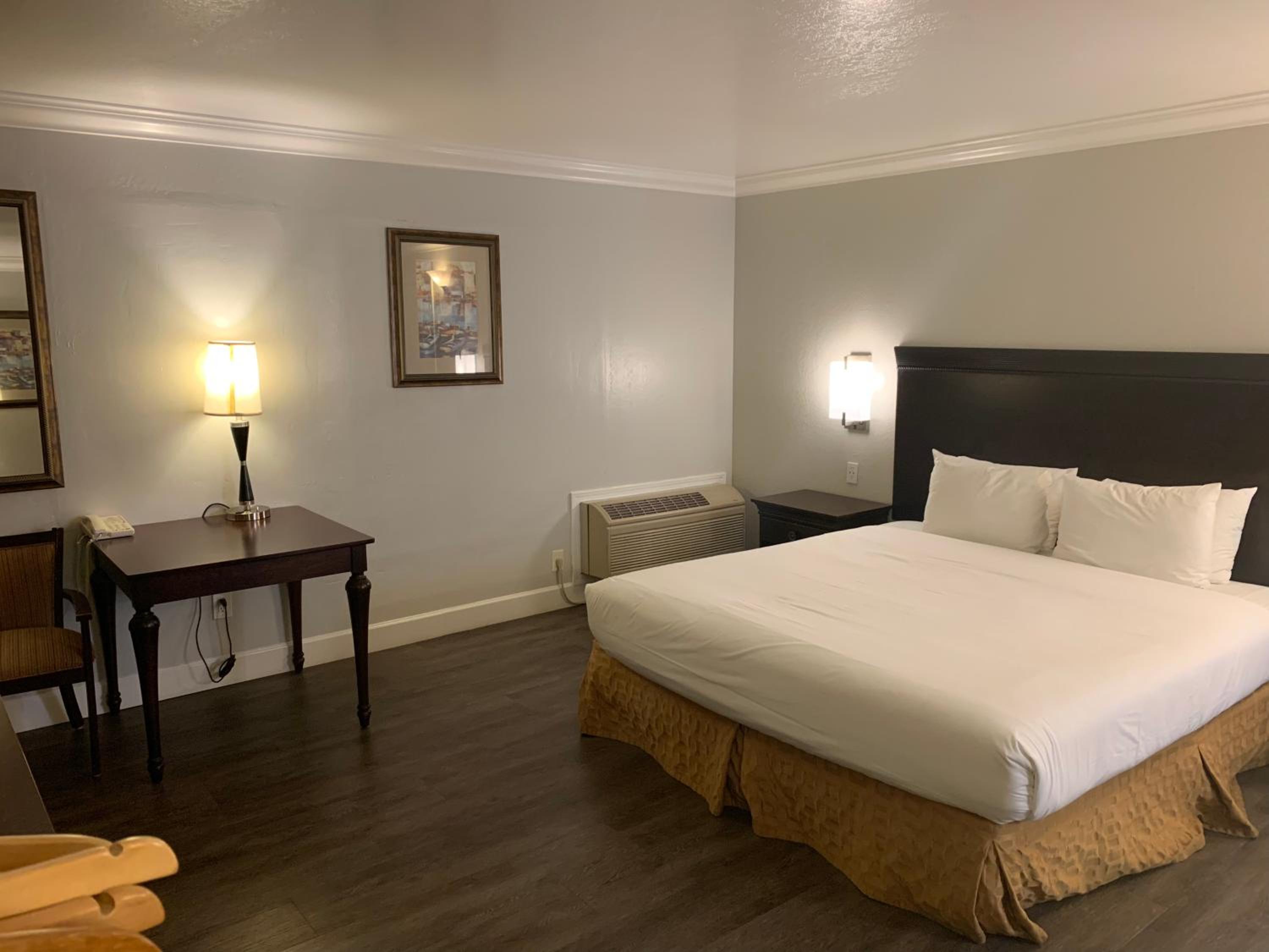 Queen Room - Disability Access - Photo 4