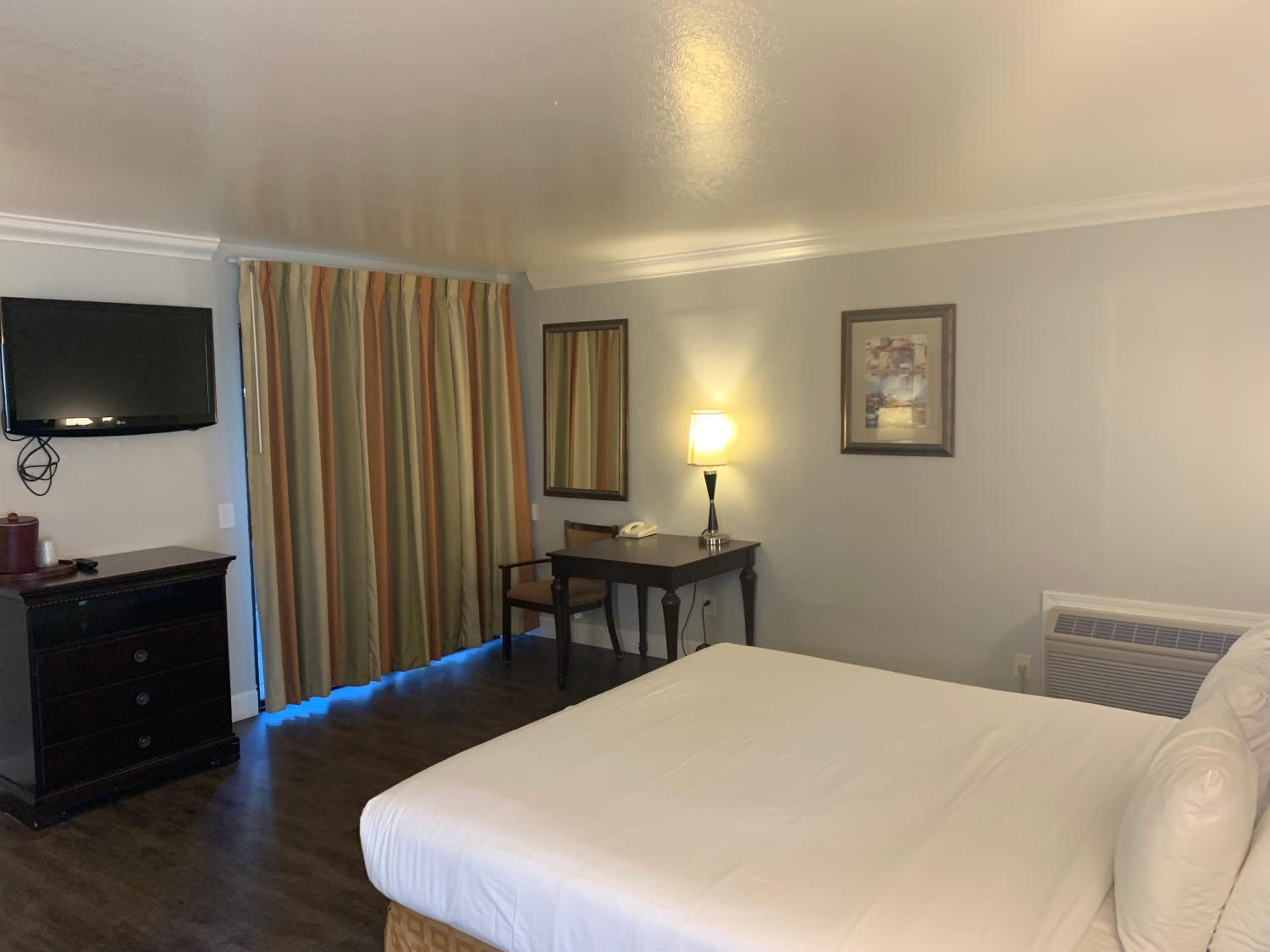 Queen Room - Disability Access - Photo 2