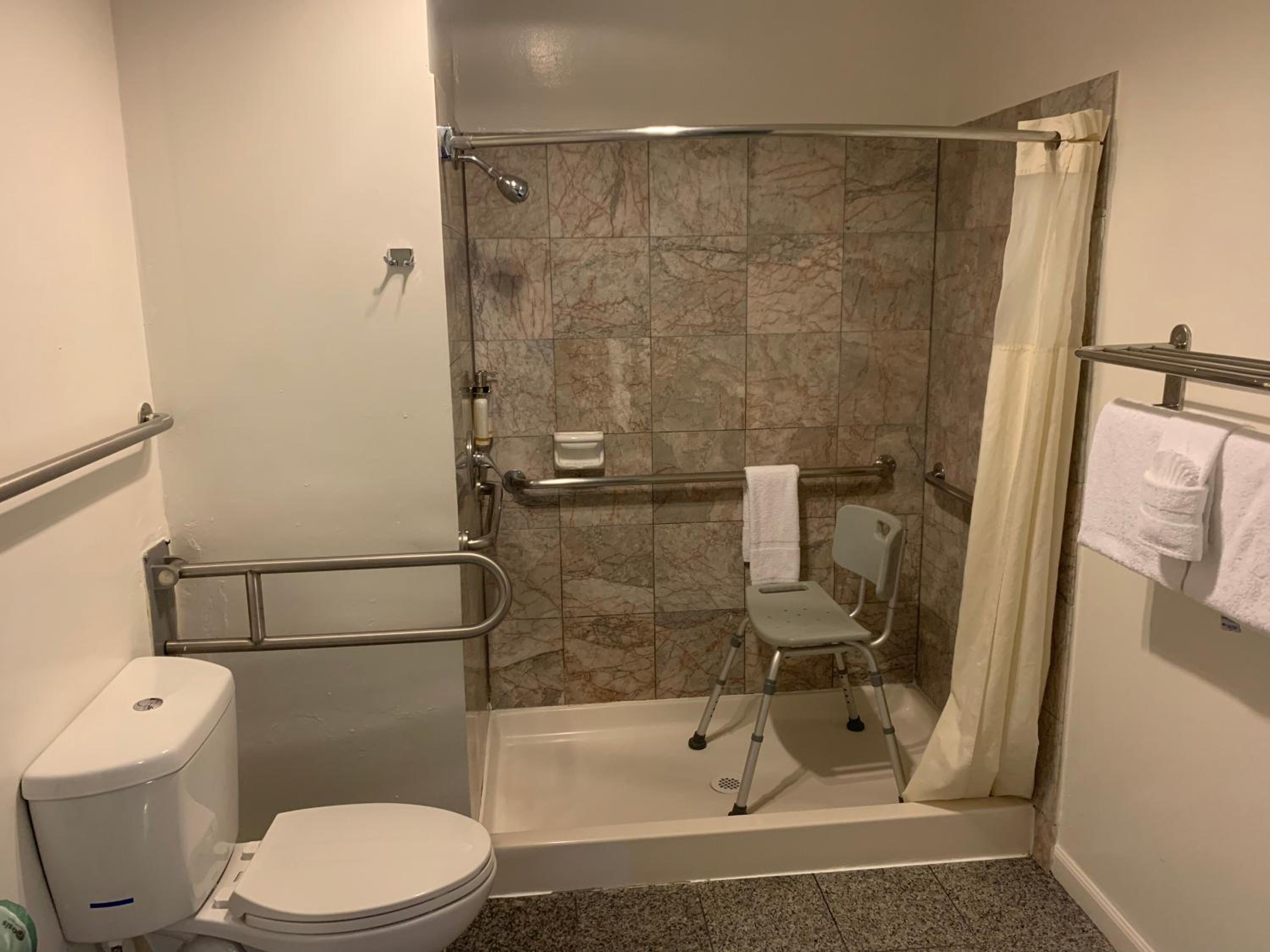 Queen Room - Disability Access - Photo 5