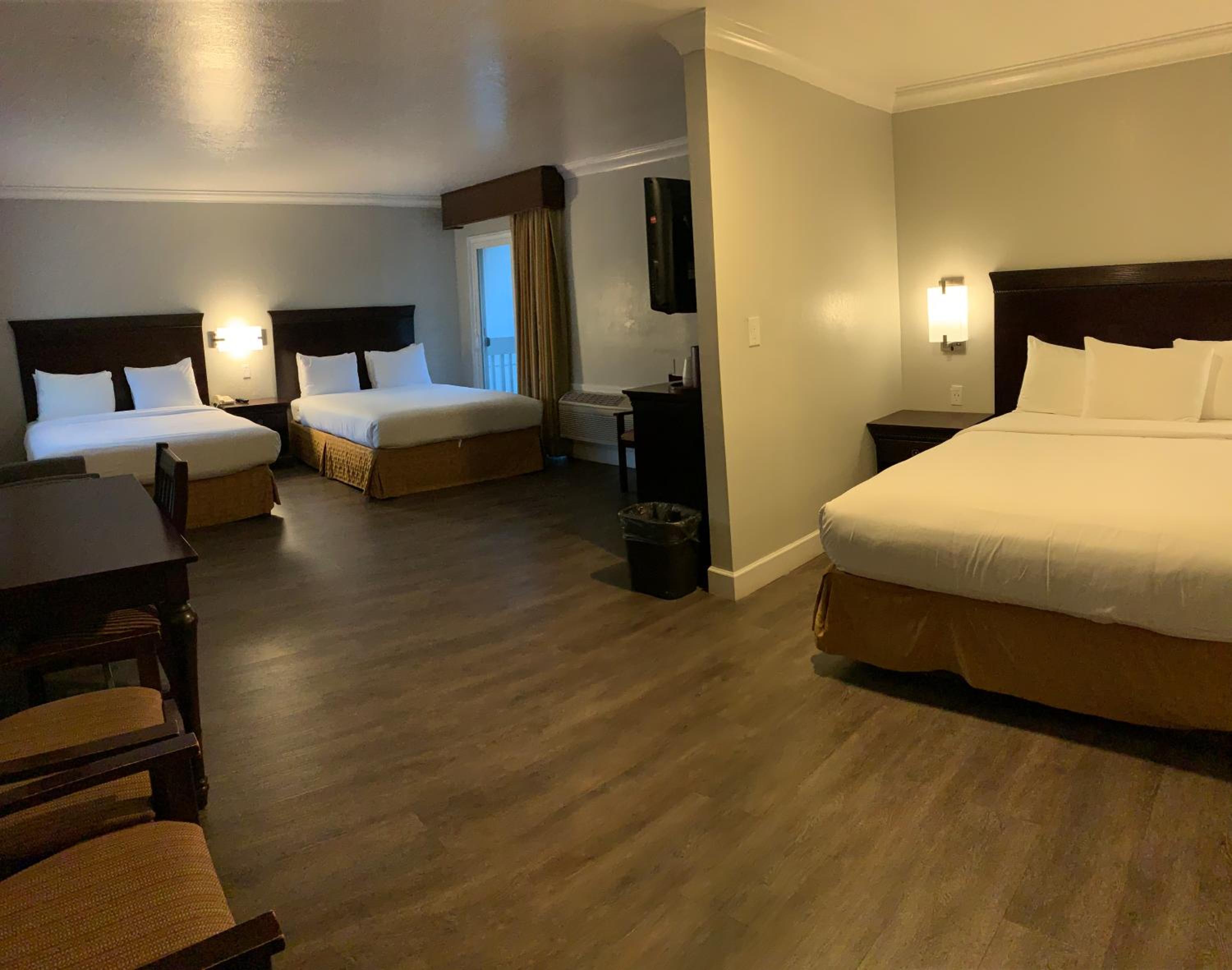 Deluxe Family Room - Photo 2