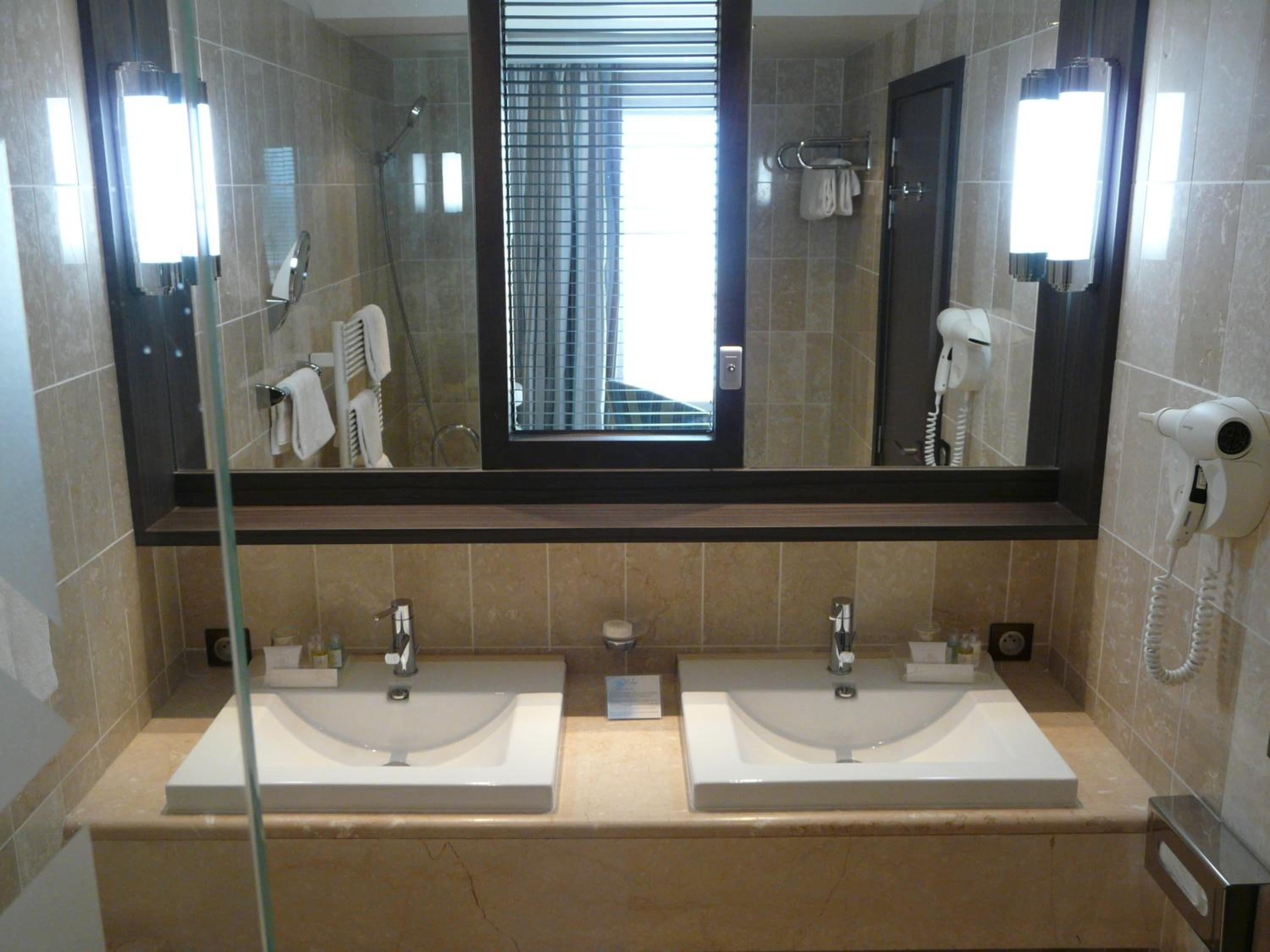 Classic Double Room with City View - Photo 4