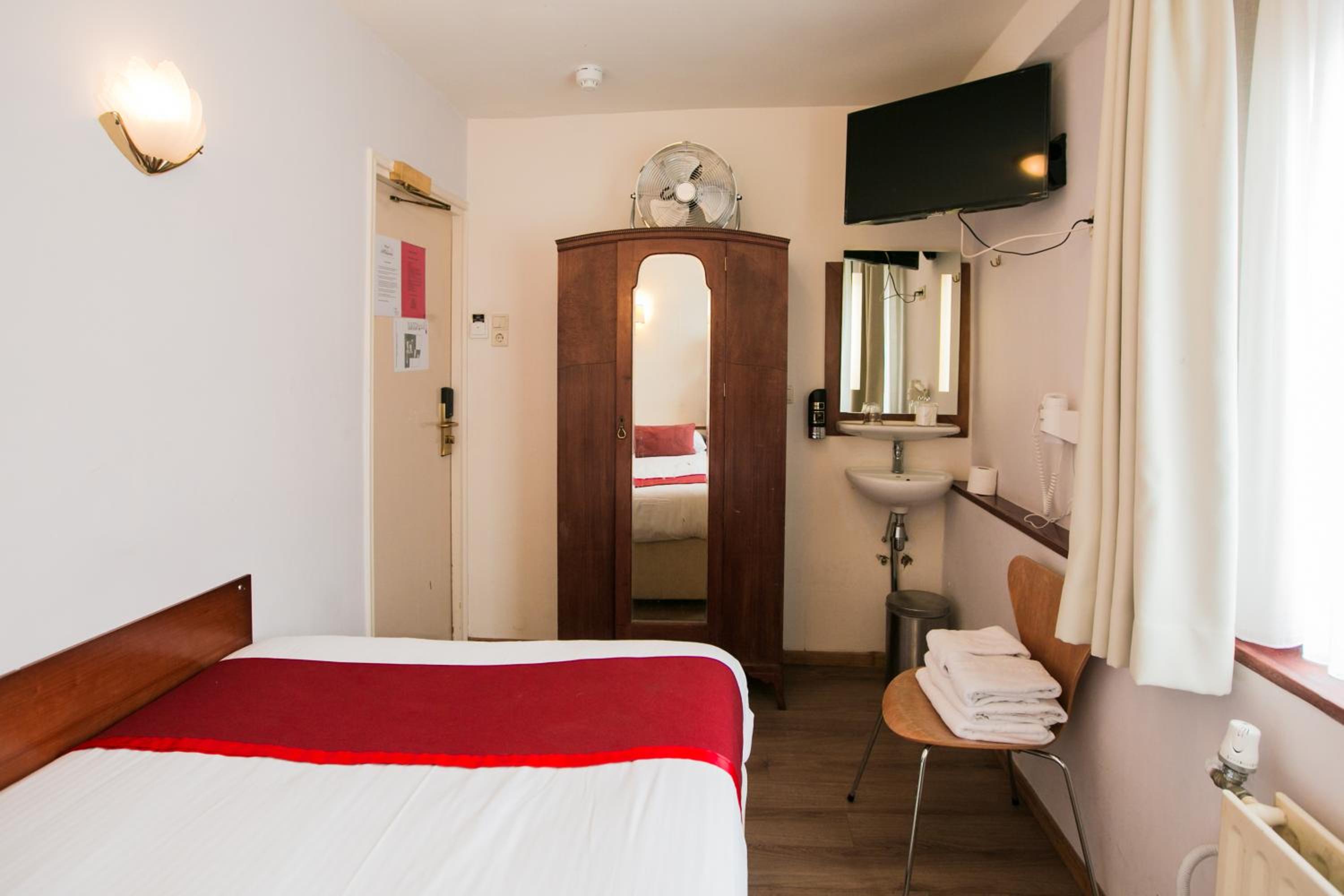 Single Room with Shared Shower and Toilet photo 1