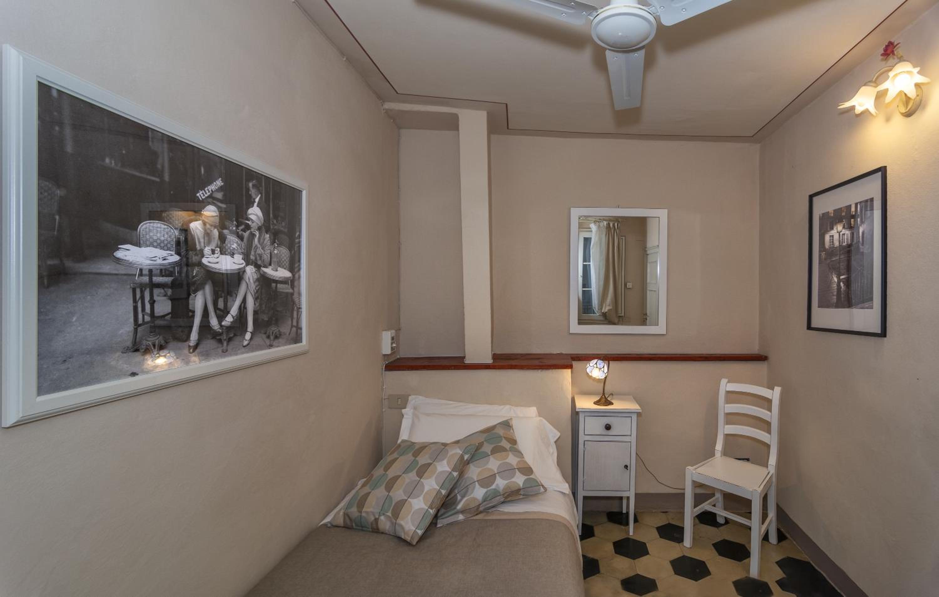 Single Room with Private Bathroom photo 1