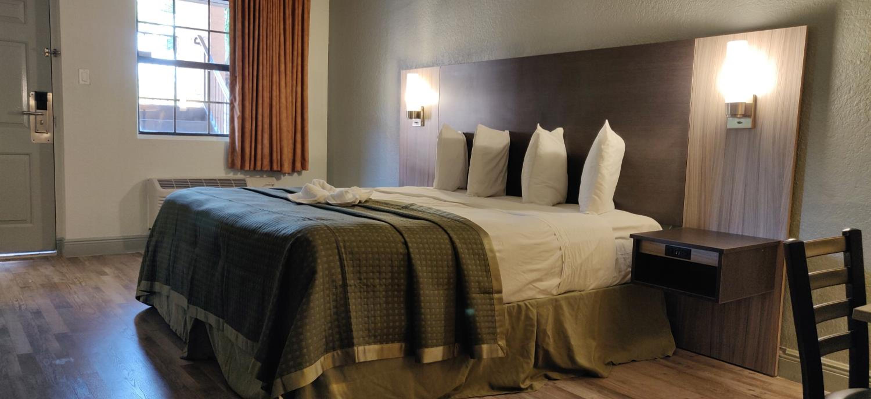 Deluxe King Room - Non-Smoking - Photo 4