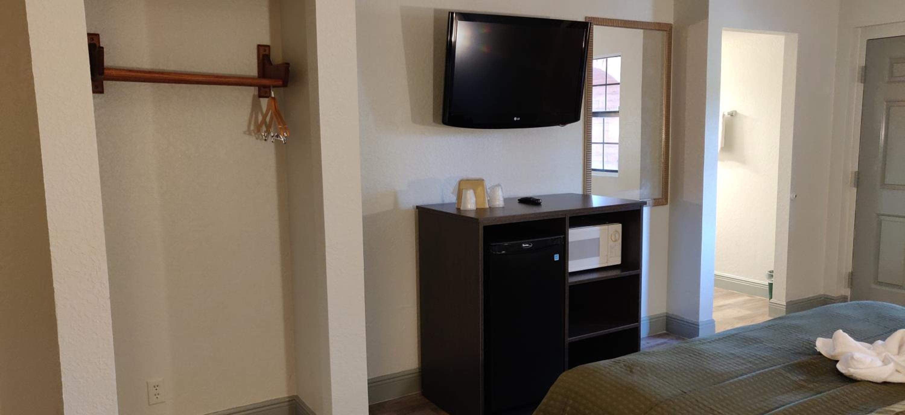 Deluxe King Room - Non-Smoking - Photo 3