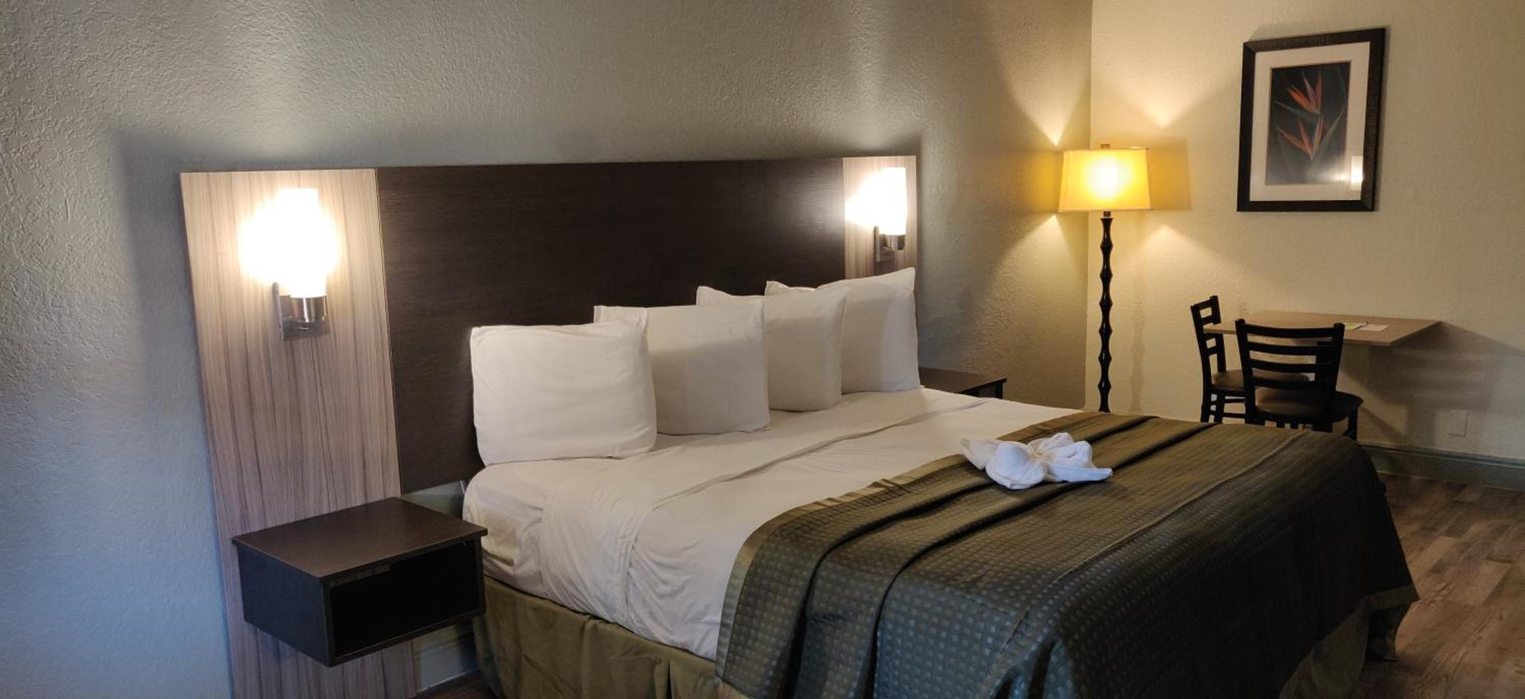 Deluxe King Room - Non-Smoking - Photo 2