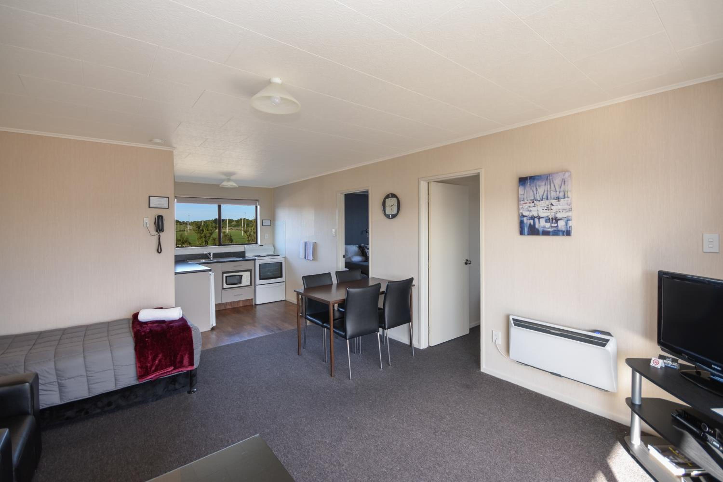 Two-Bedroom Apartment (6 Adults) - Photo 3