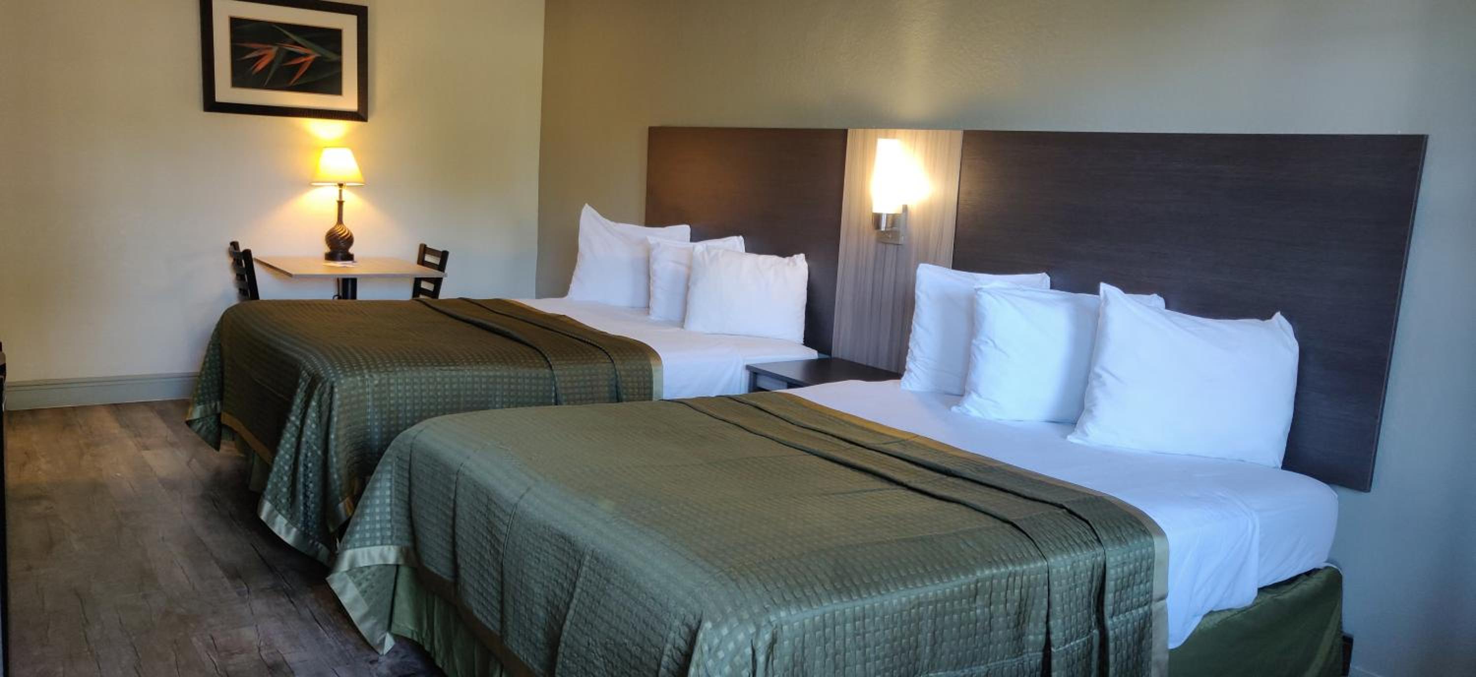 Queen Room with Two Queen Beds - Non-Smoking - Photo 2
