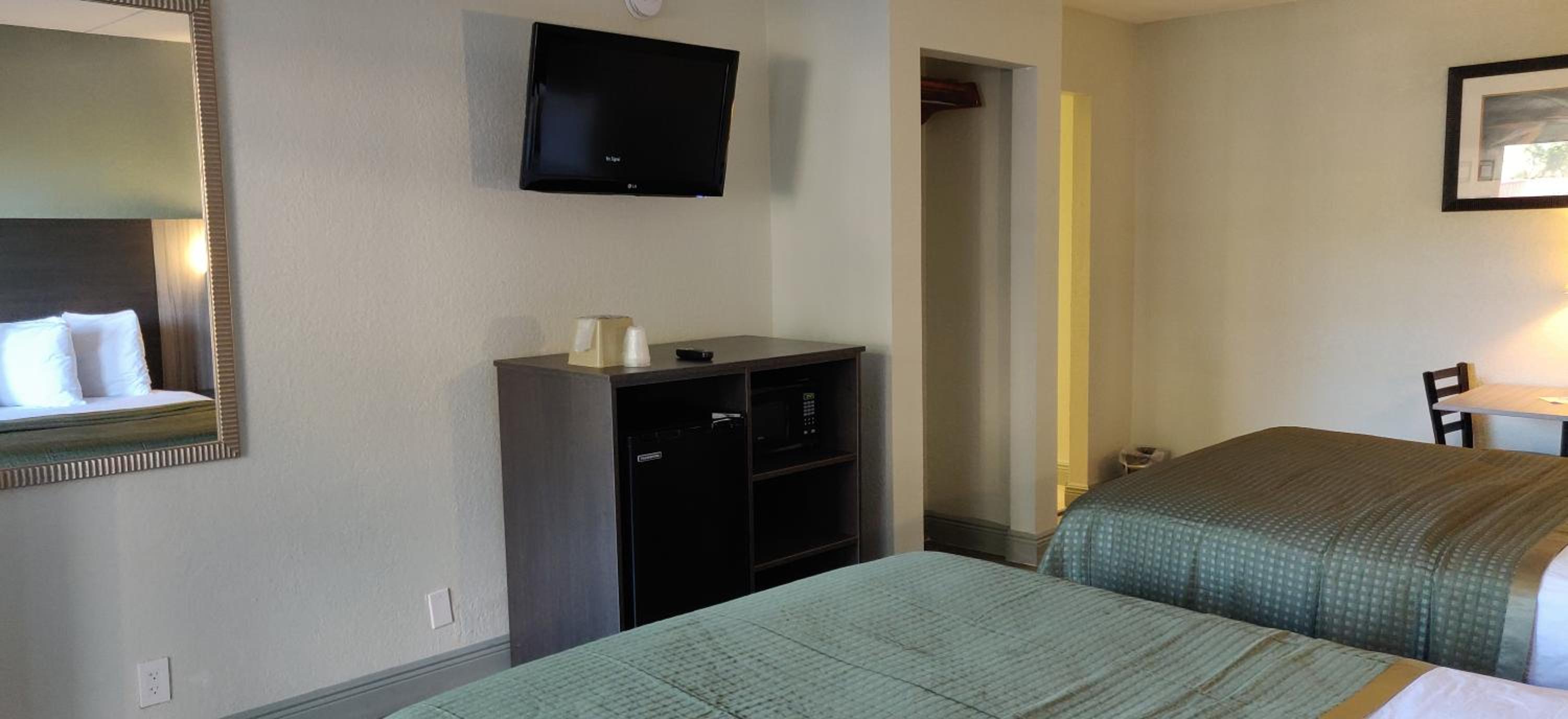 Queen Room with Two Queen Beds - Non-Smoking - Photo 3