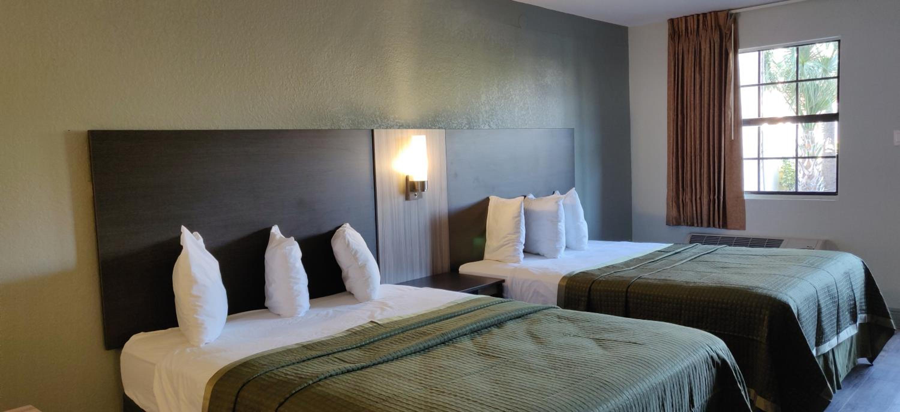 Queen Room with Two Queen Beds - Non-Smoking - Photo 6