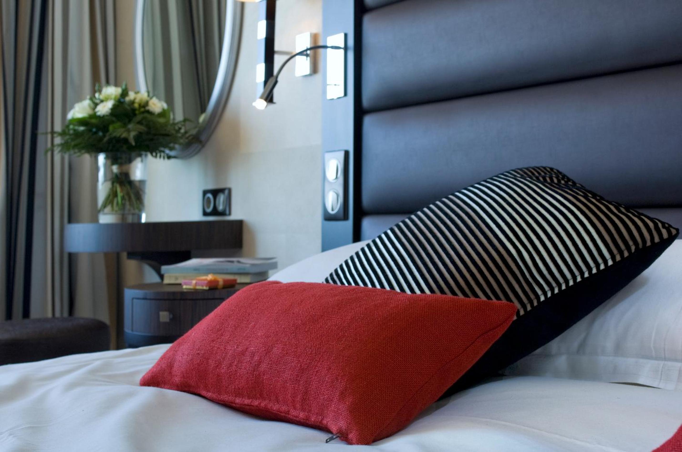 Classic Double Room with City View - Photo 3