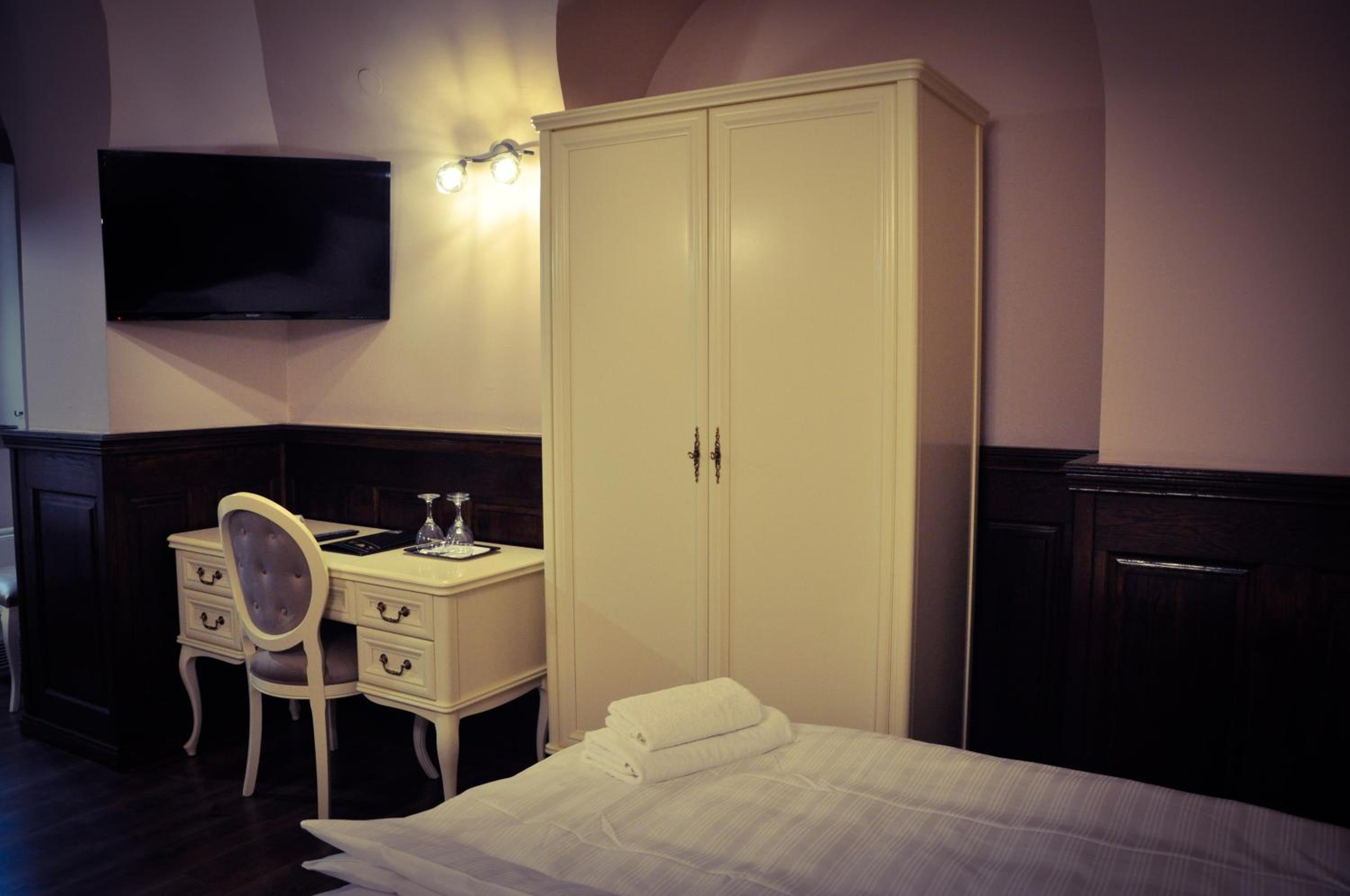Standard Double or Twin Room - Photo 20