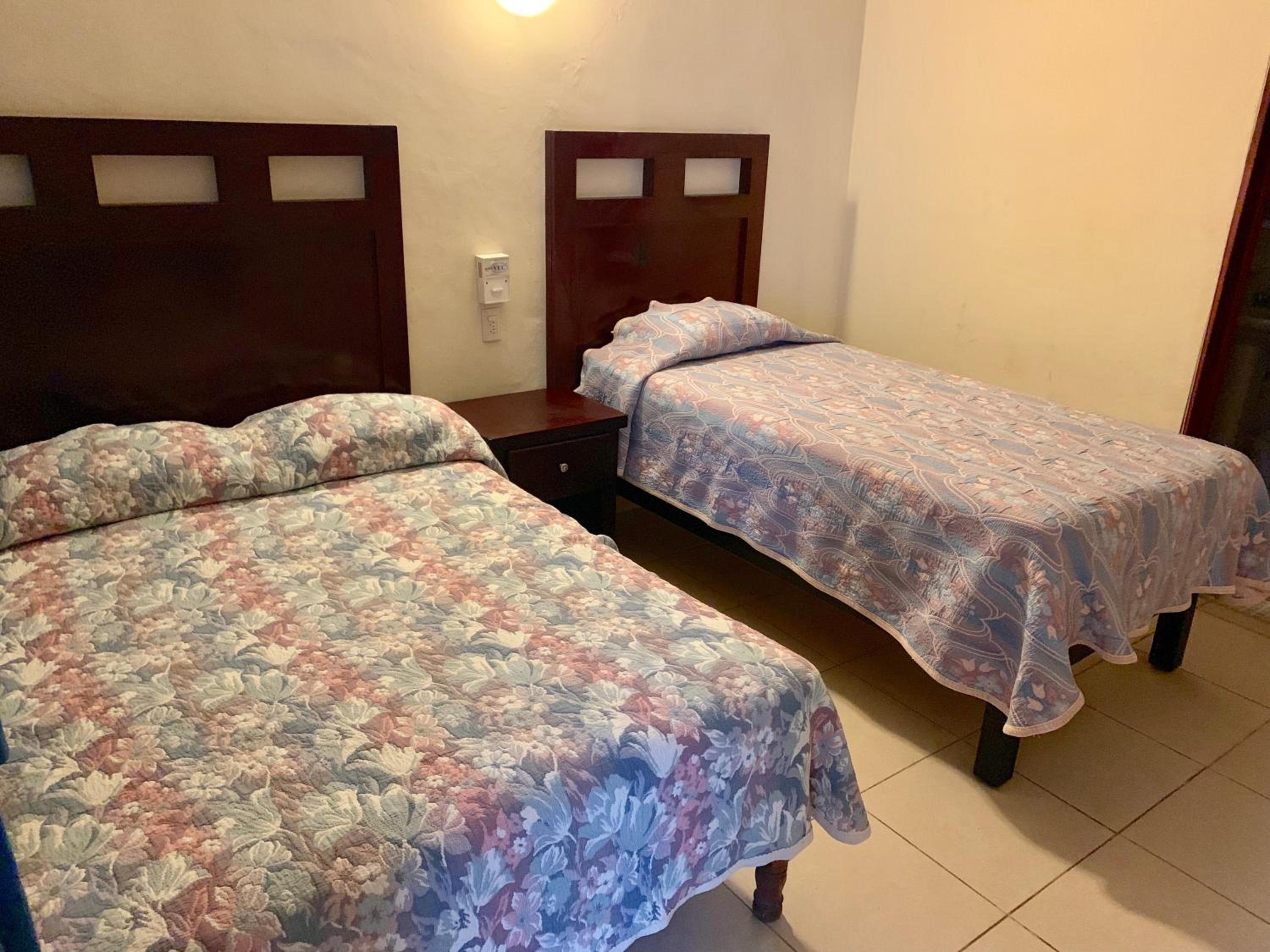 Budget Double Room - Photo 5