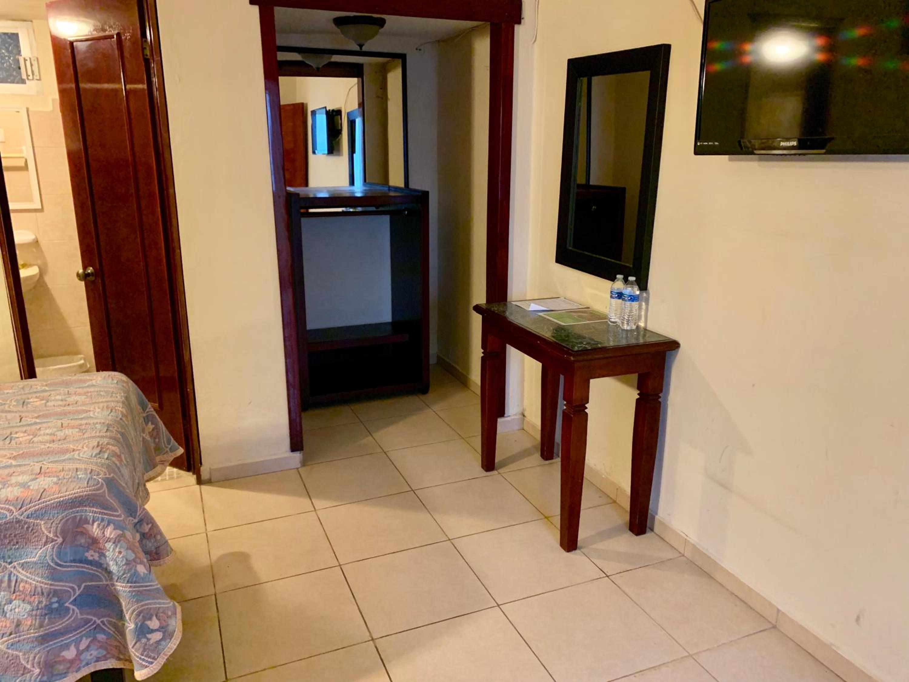 Budget Double Room - Photo 4