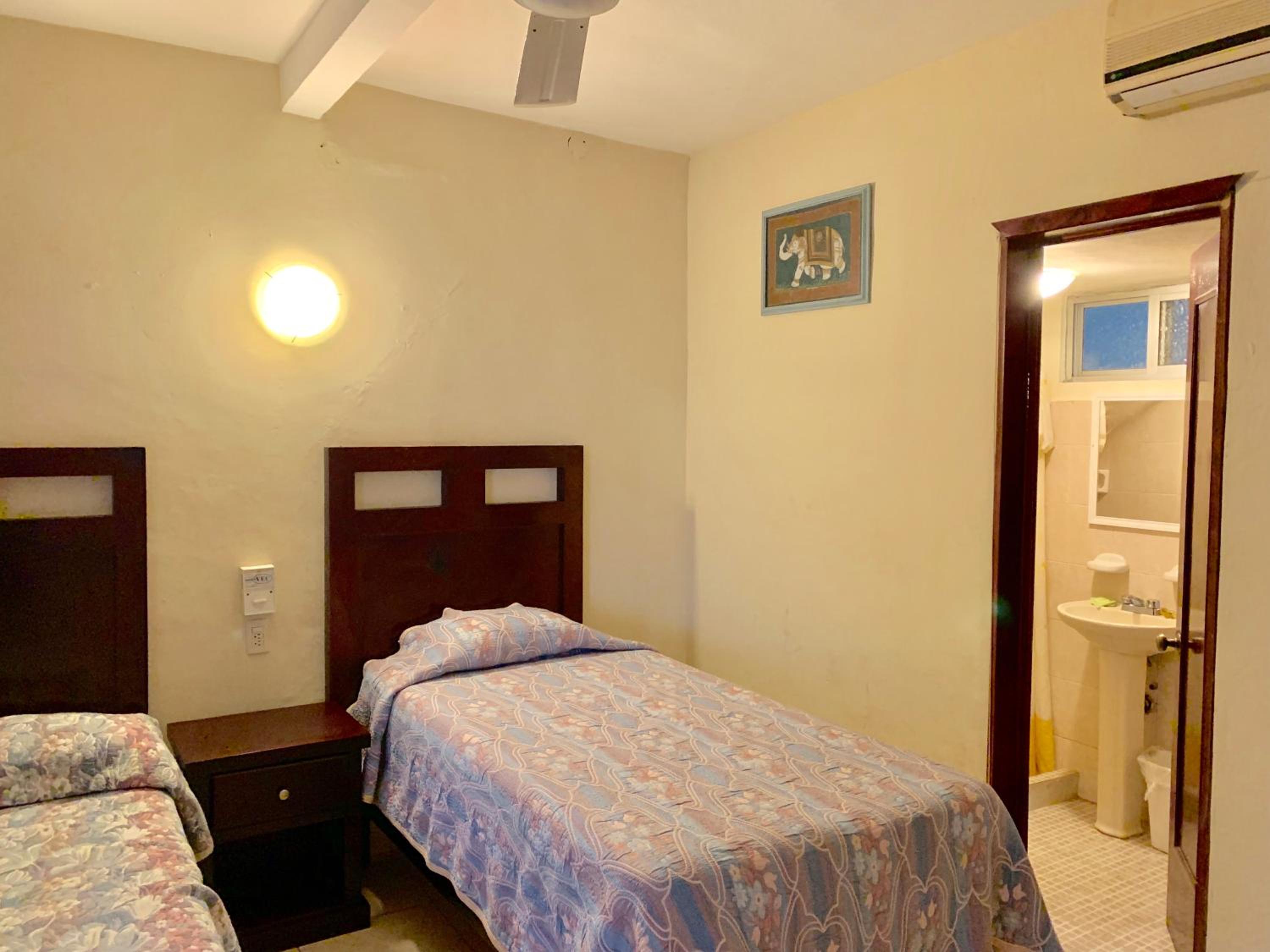 Budget Double Room - Photo 3