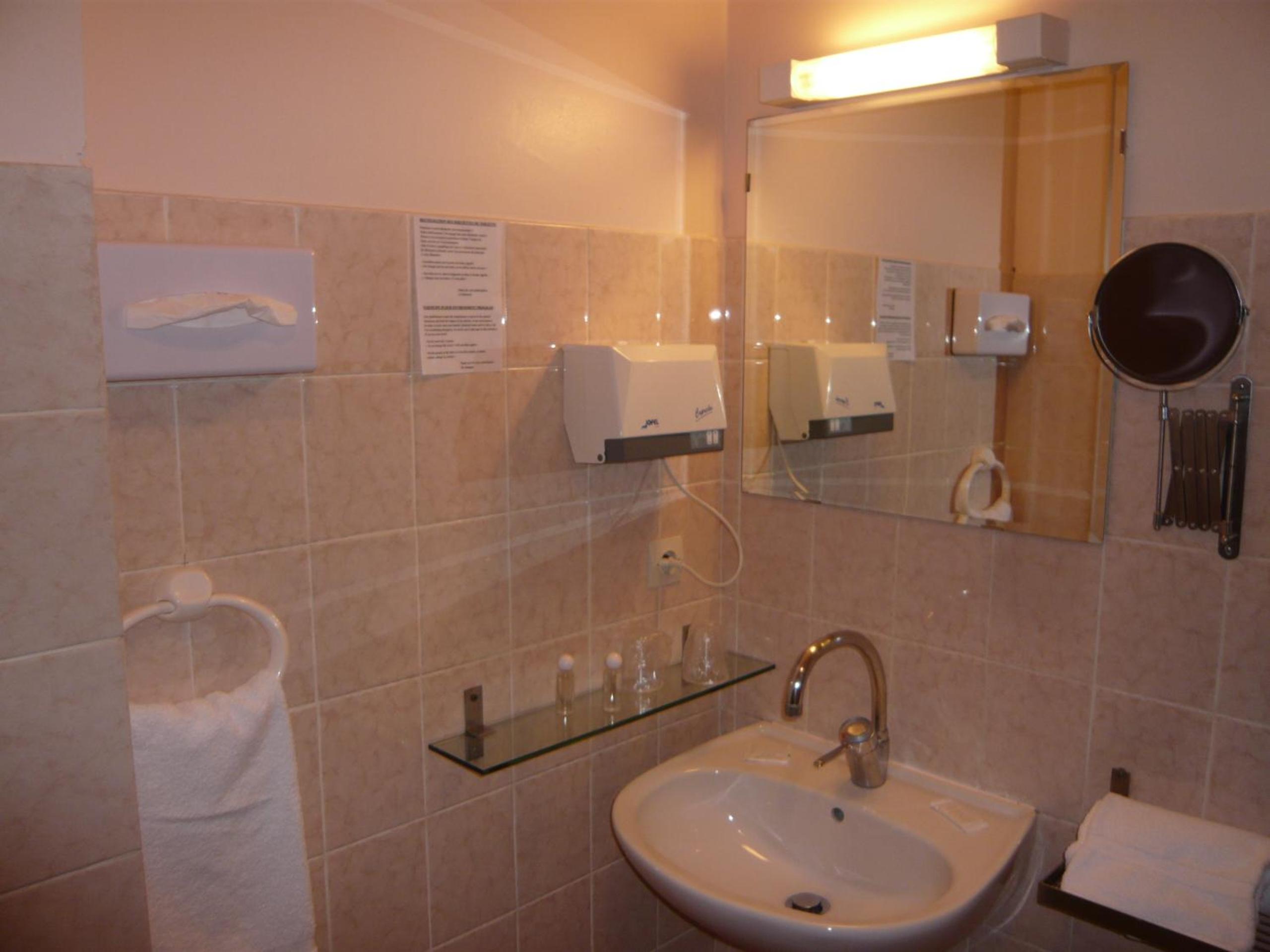 Twin Room - Disability Access - Photo 7
