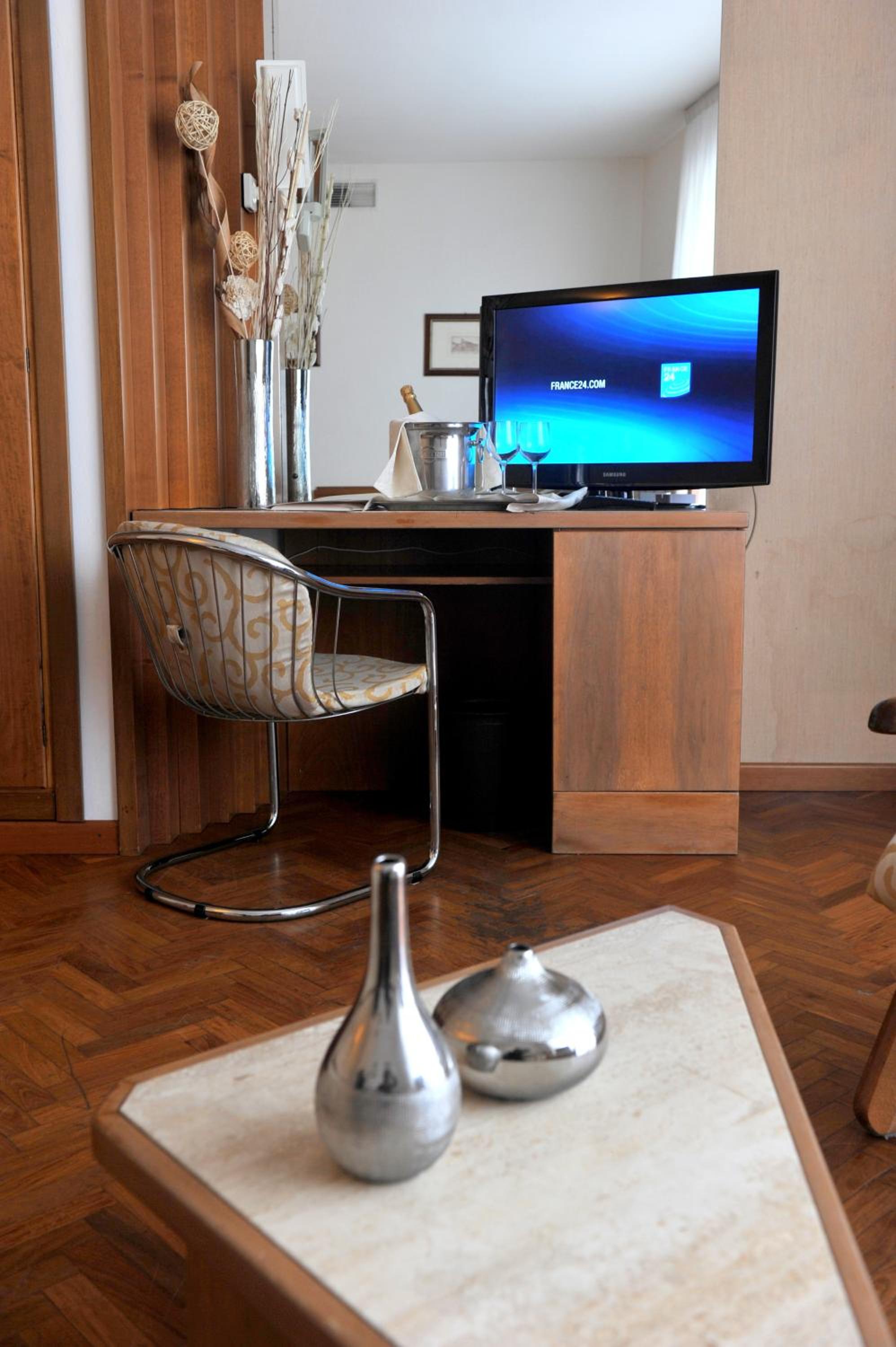 Double or Twin Room with Park View - Photo 5