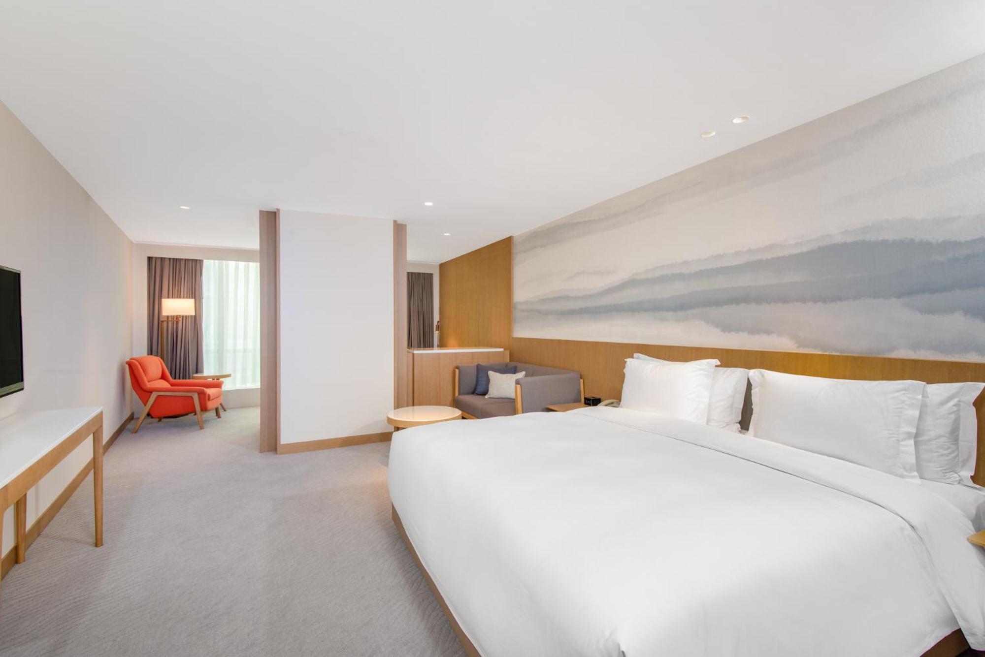 Standard King Room with Lounge Access - Photo 1