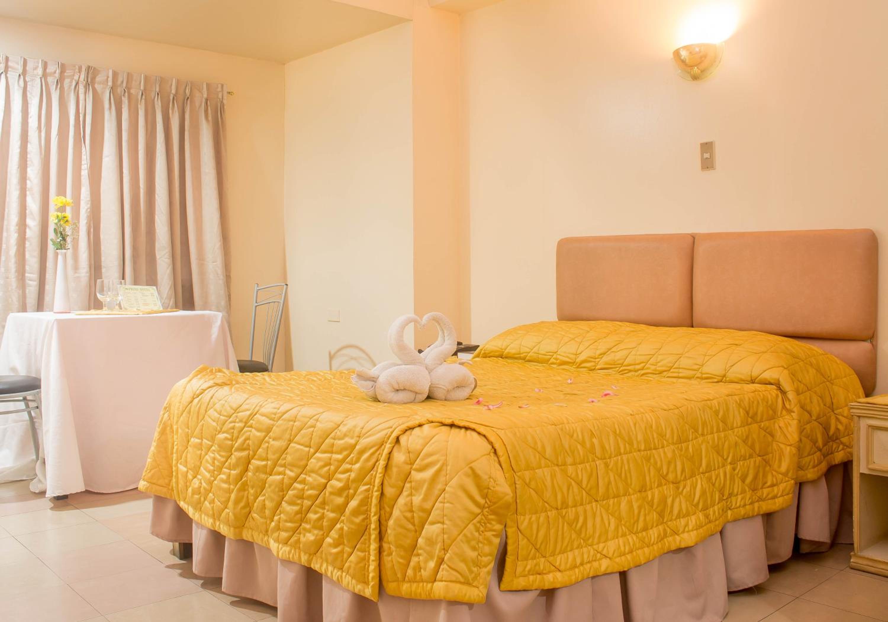 Queen Room photo 2