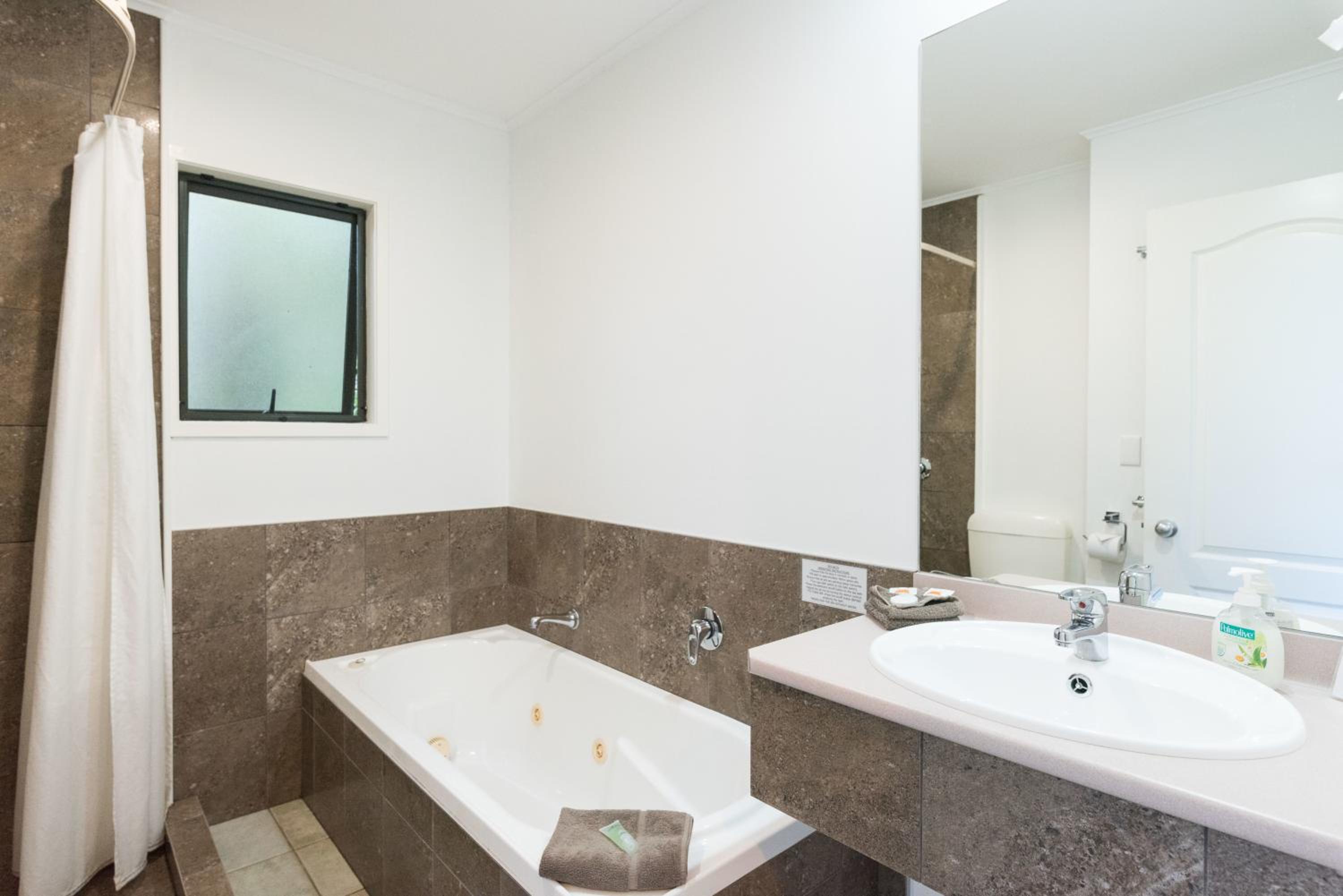 Studio with Spa Bath - Photo 5