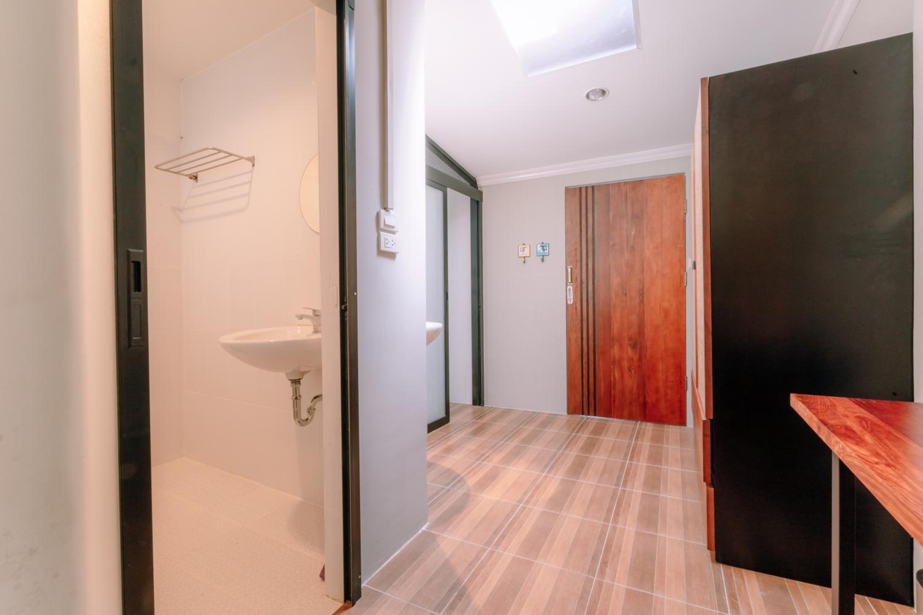 One-Bedroom Suite - Photo 9