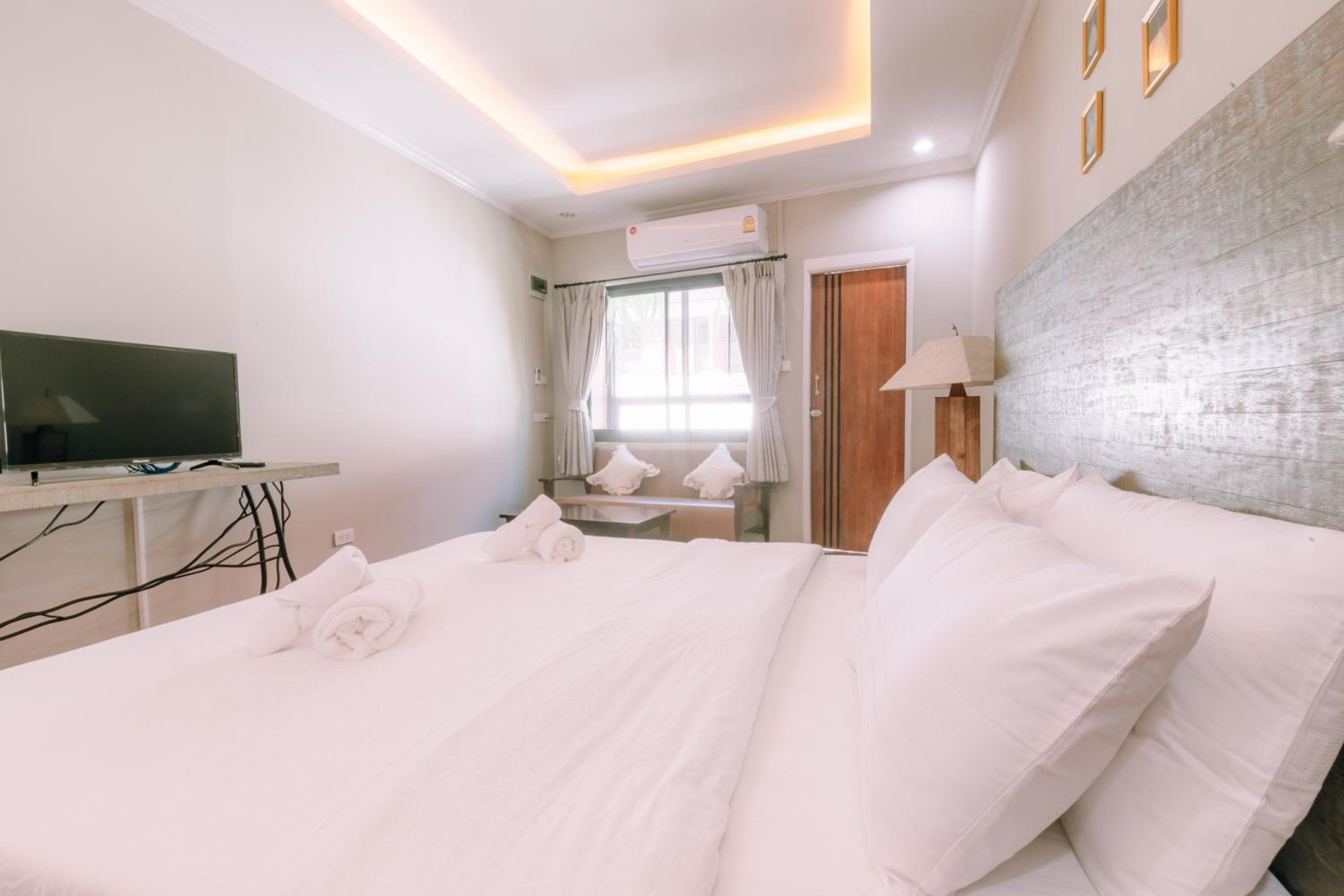 One-Bedroom Suite - Photo 5