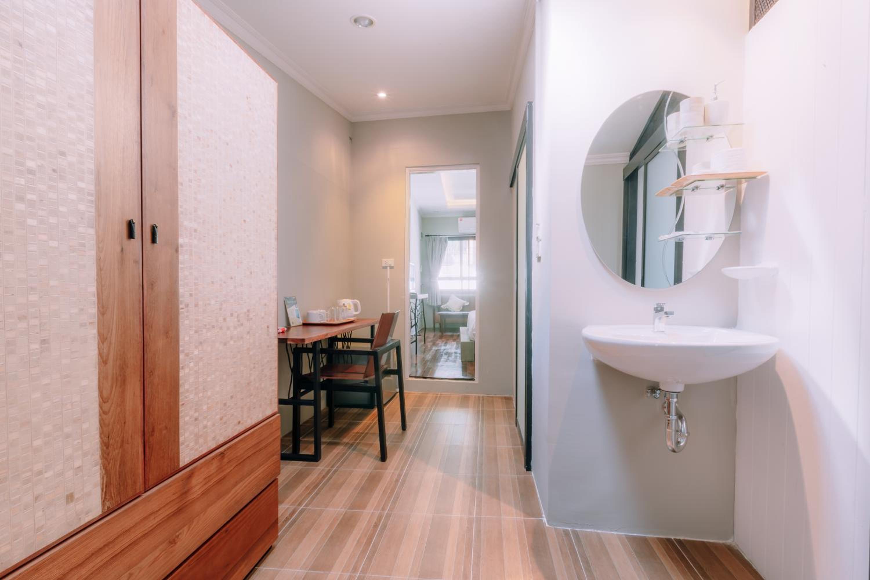 One-Bedroom Suite - Photo 3